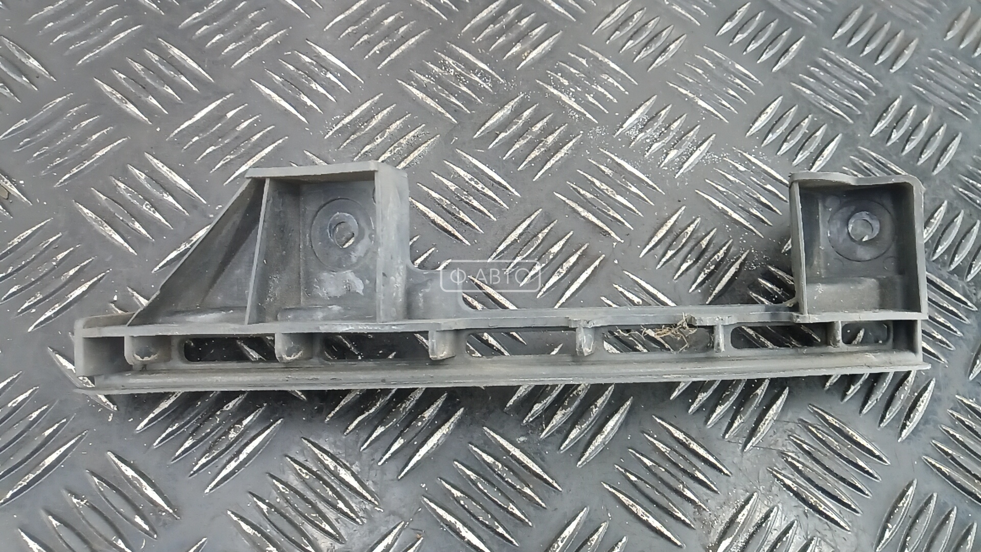 Крепление бампера переднее