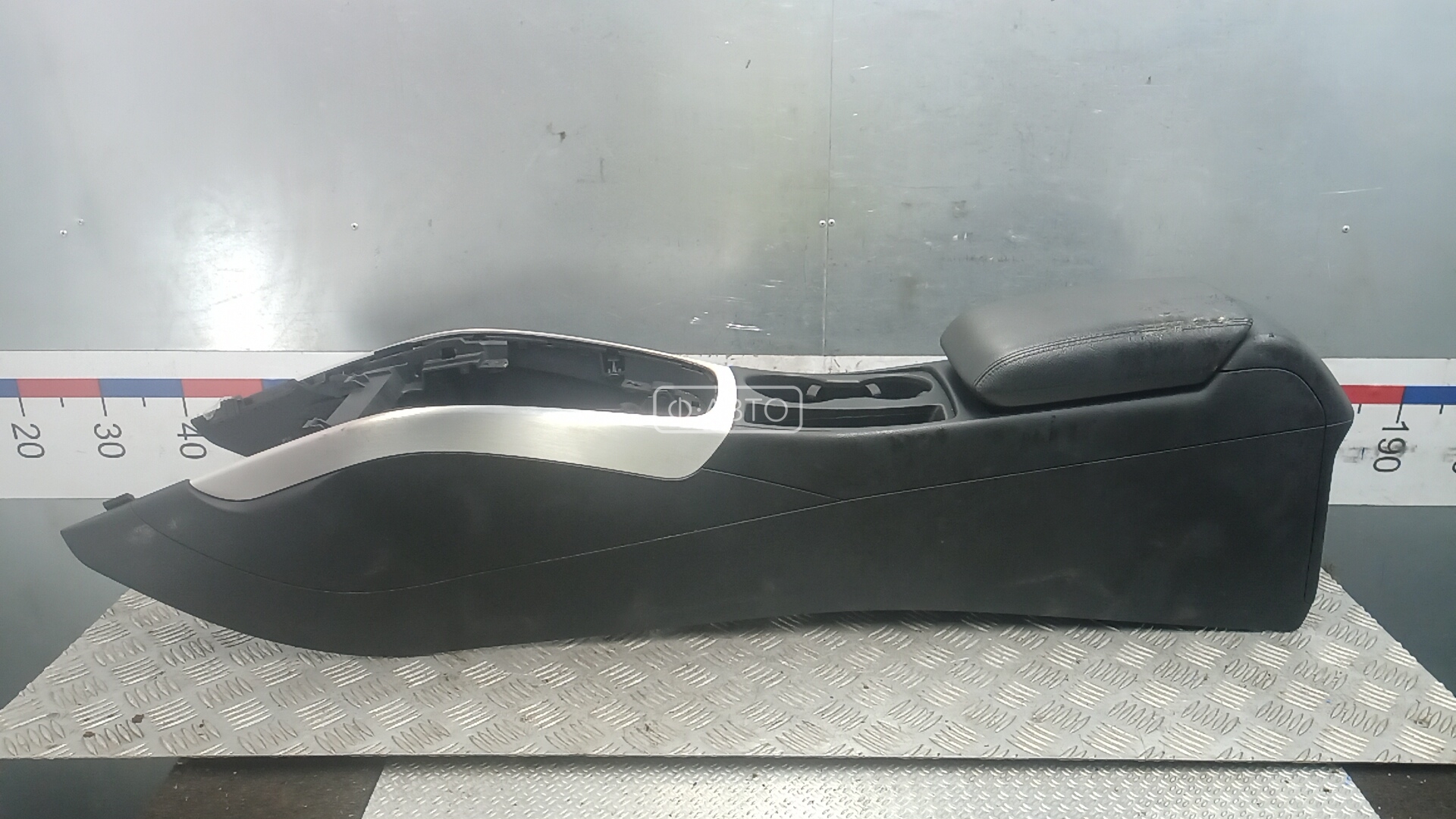 Подлокотник центральный