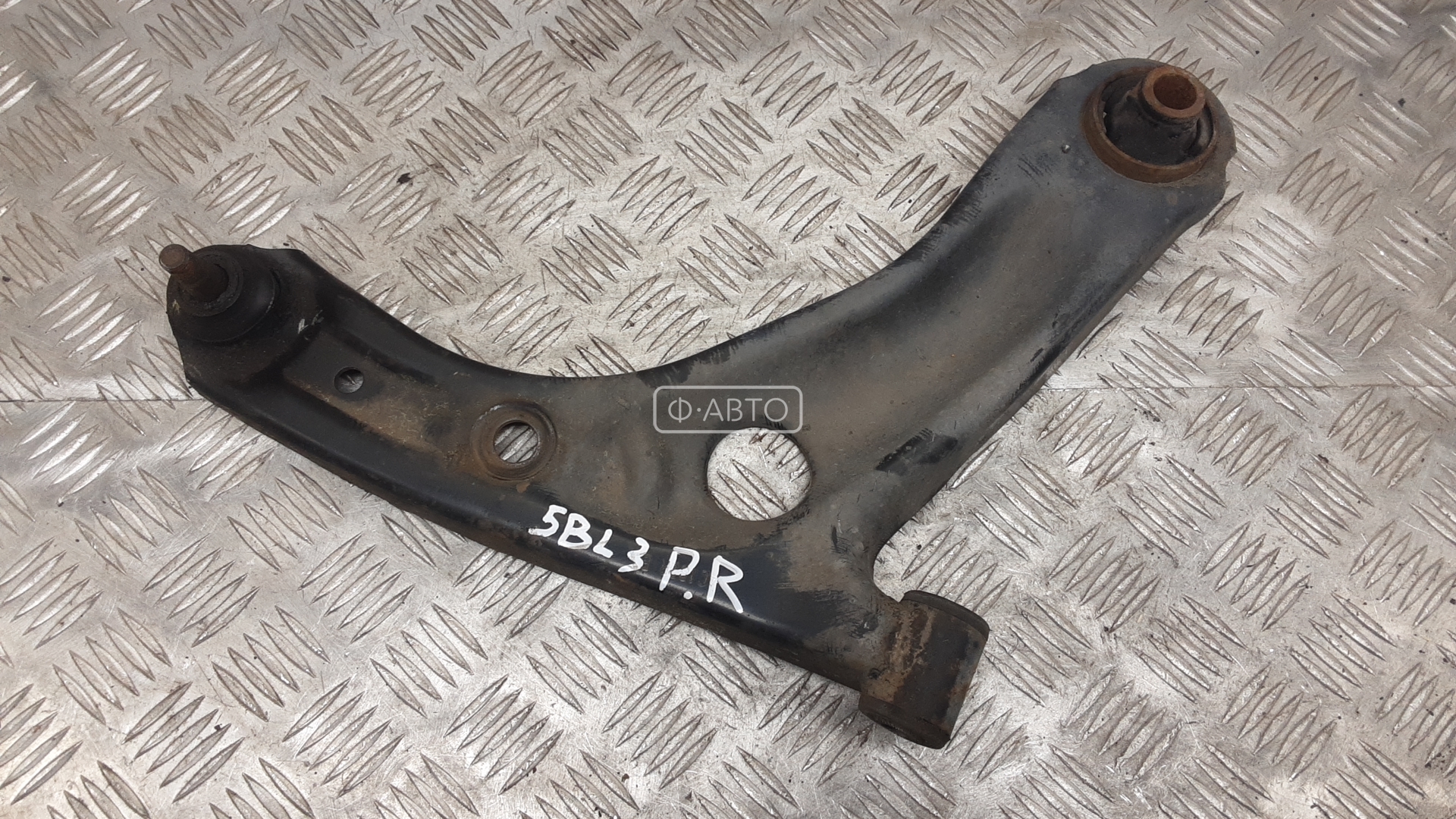 Рычаг передний нижний правый
