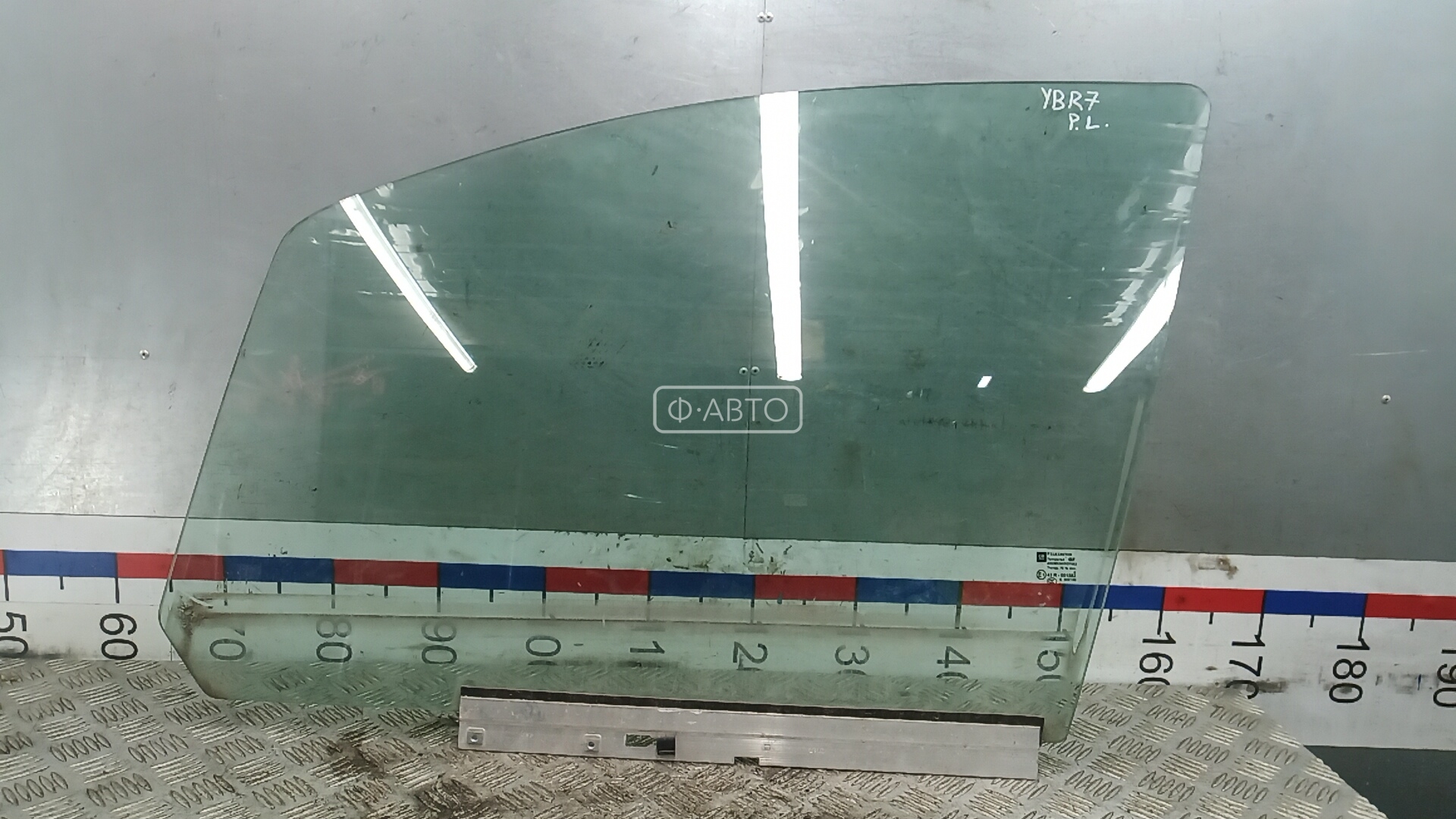 Стекло двери передней левой
