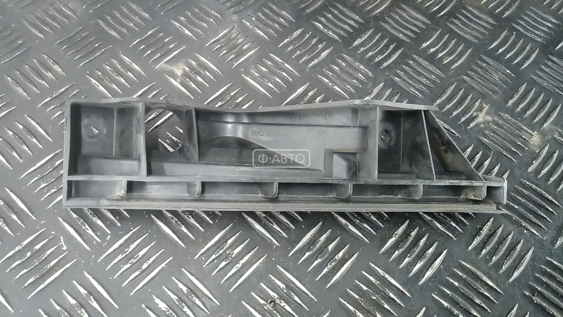 Крепление фары левой