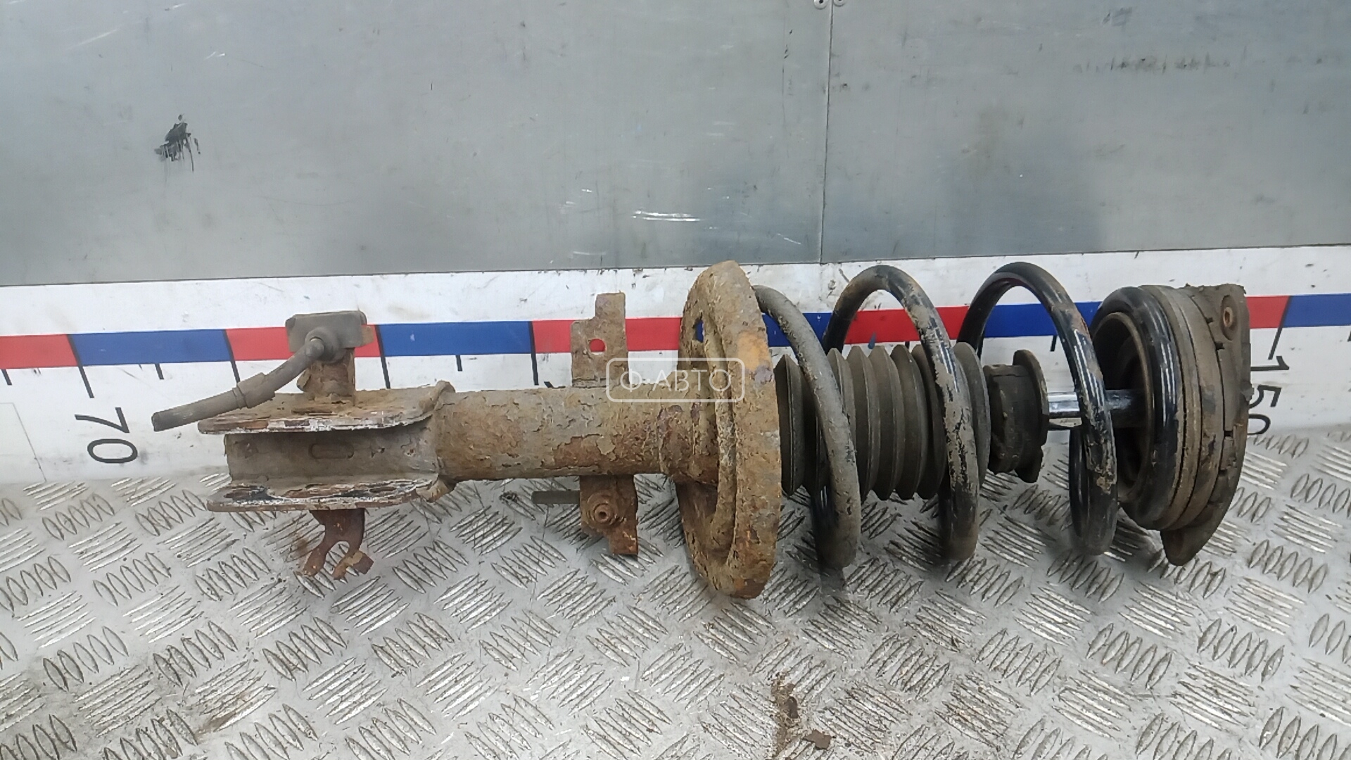 Стойка передняя левая