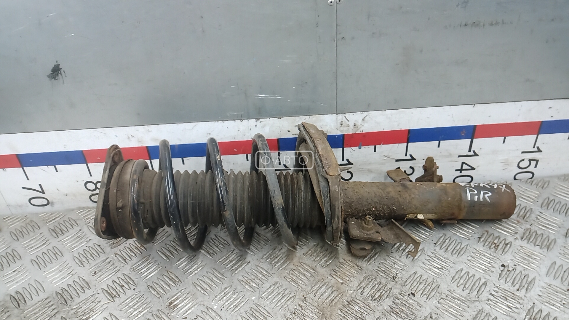 Стойка передняя правая