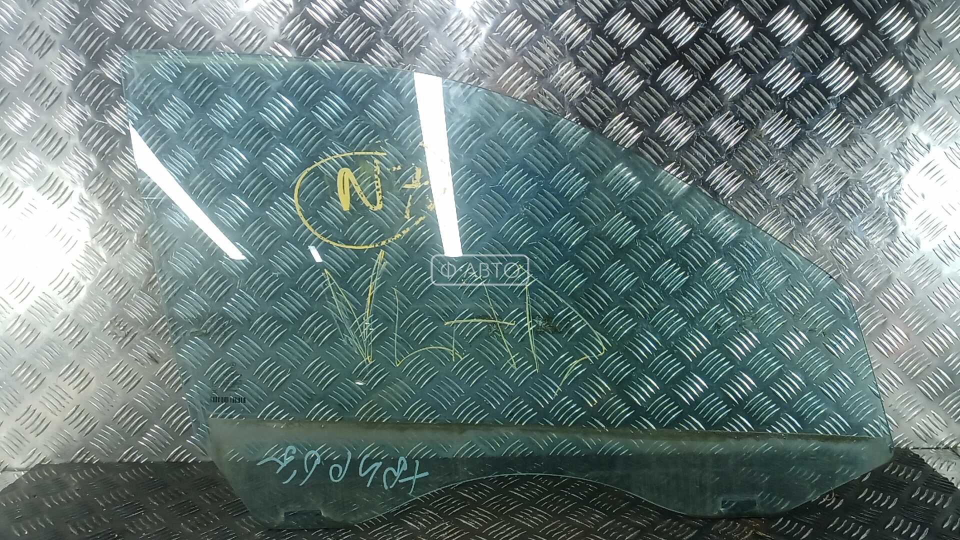 Стекло двери передней правой