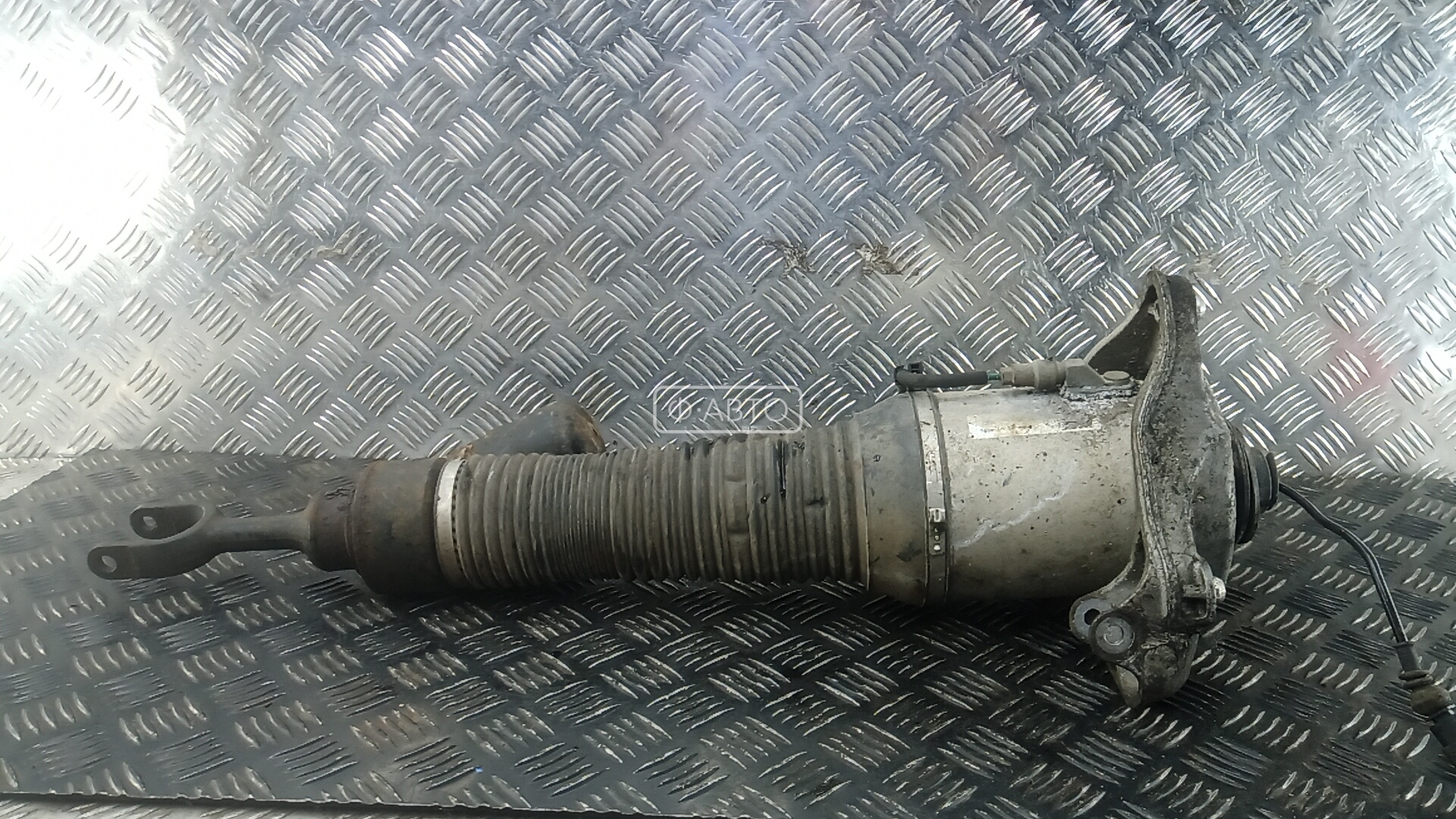 Стойка передняя левая