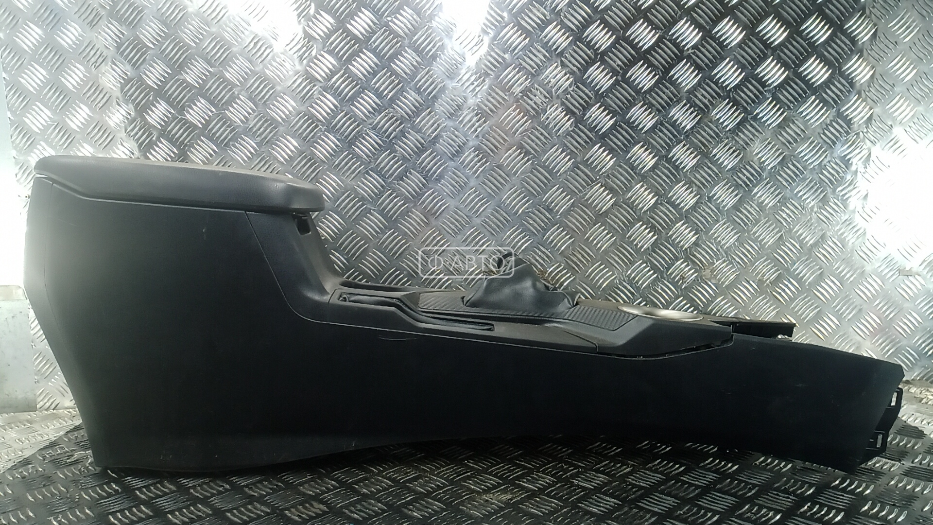 Подлокотник центральный