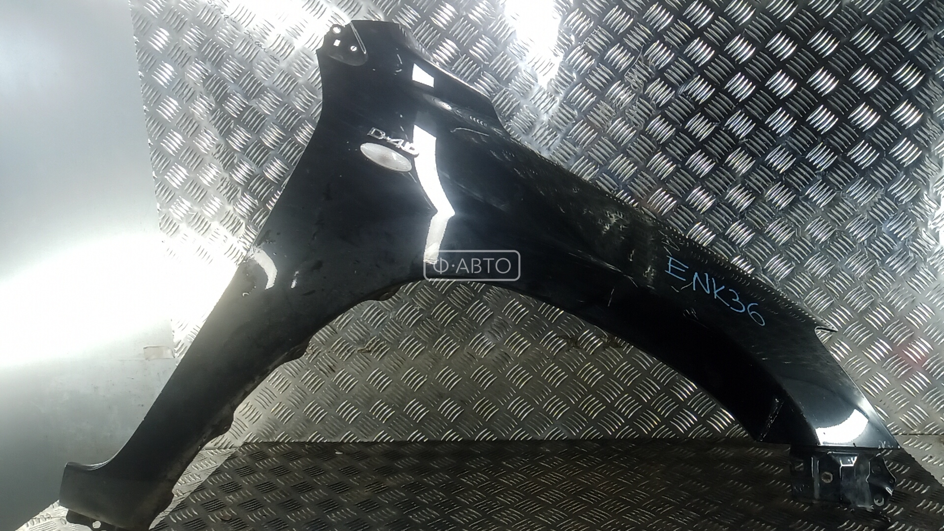 Крыло переднее правое