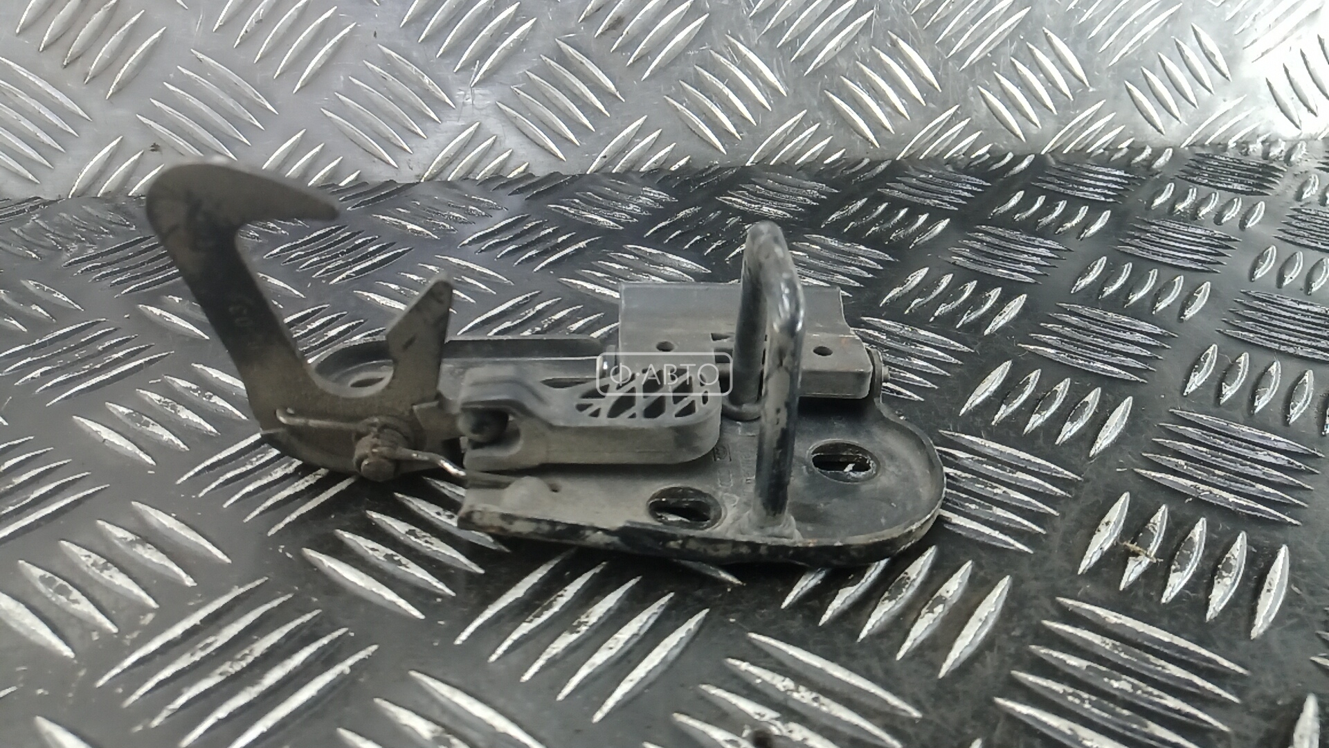 Замок капота