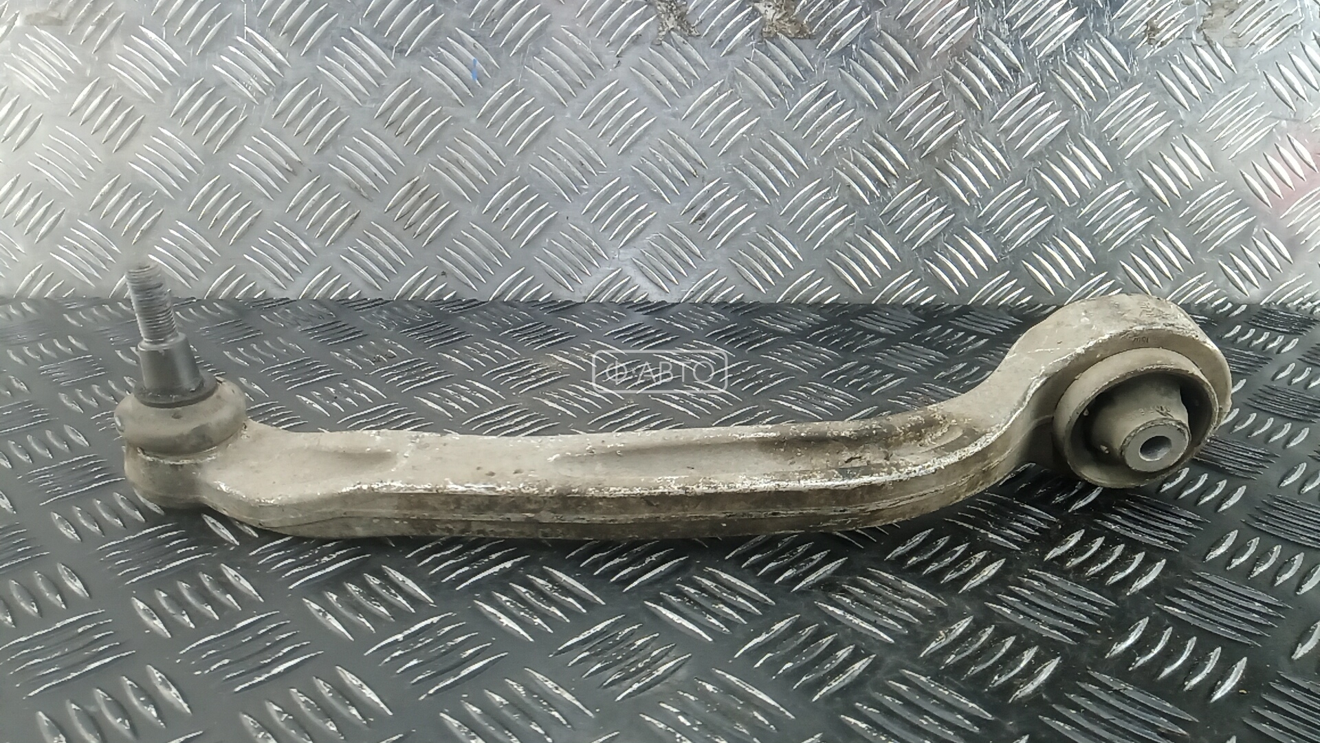Рычаг передний нижний правый