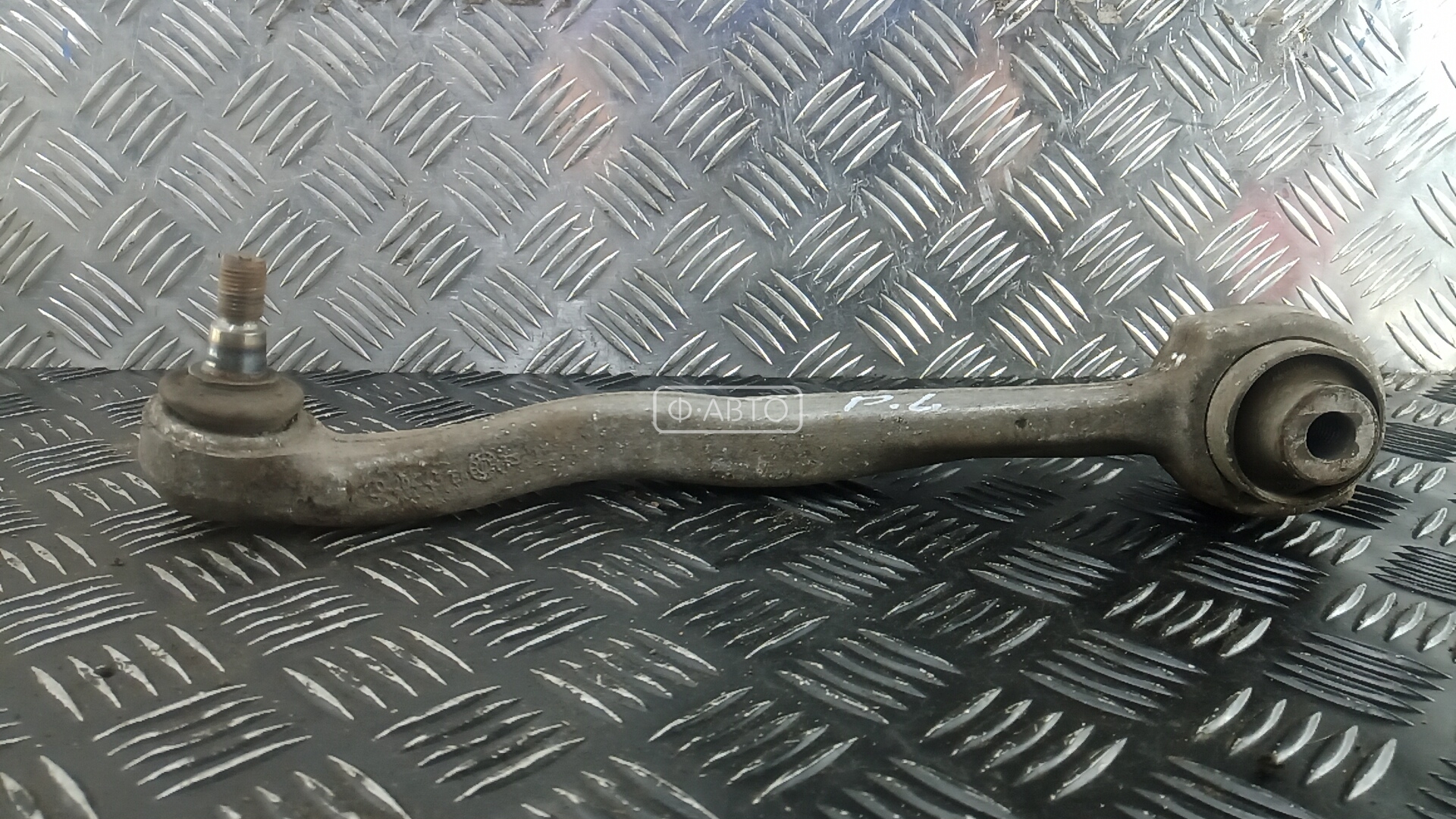 Рычаг передний нижний левый