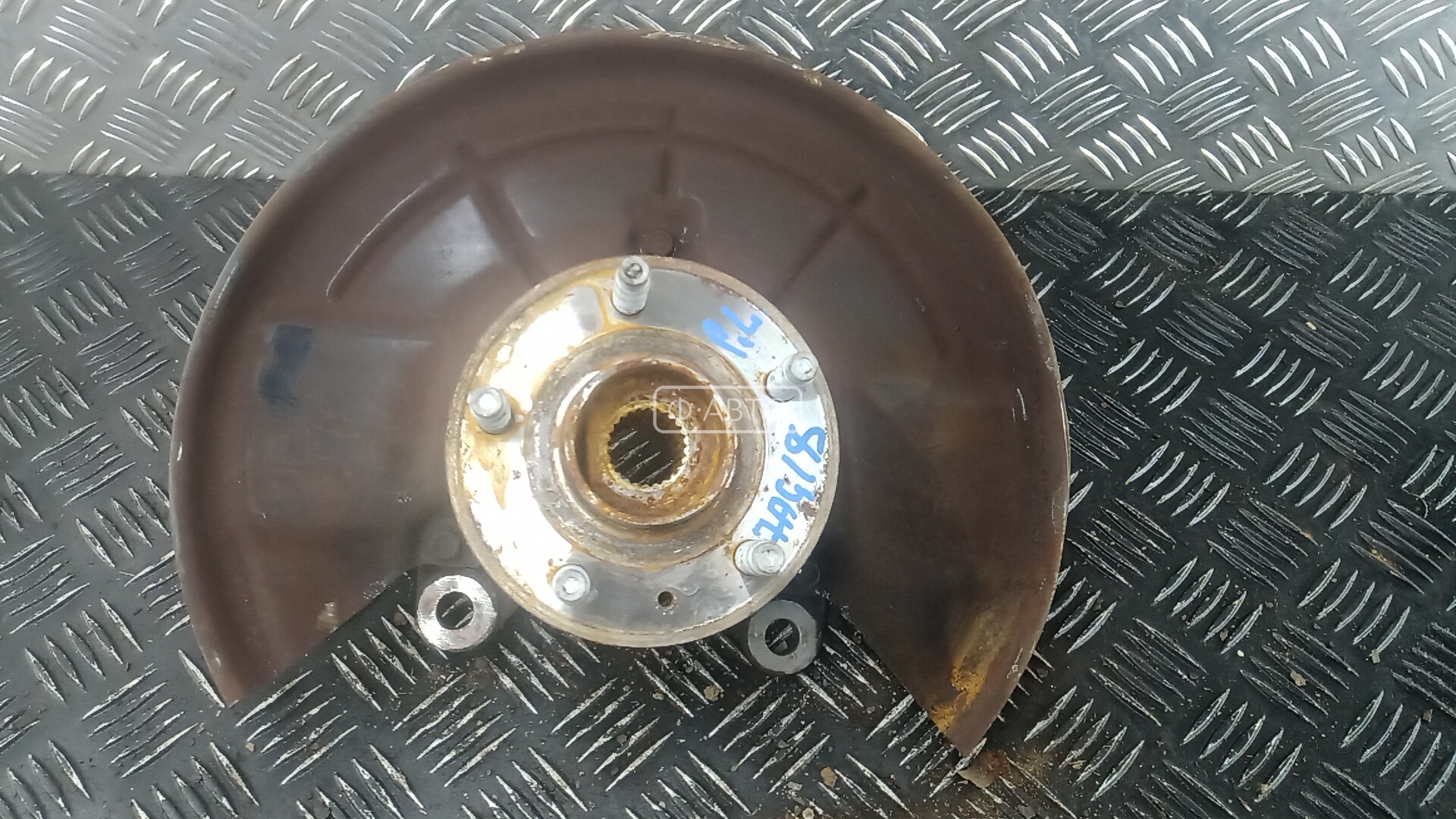 Ступица передняя левая