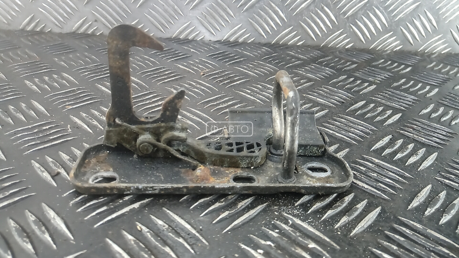 Замок капота