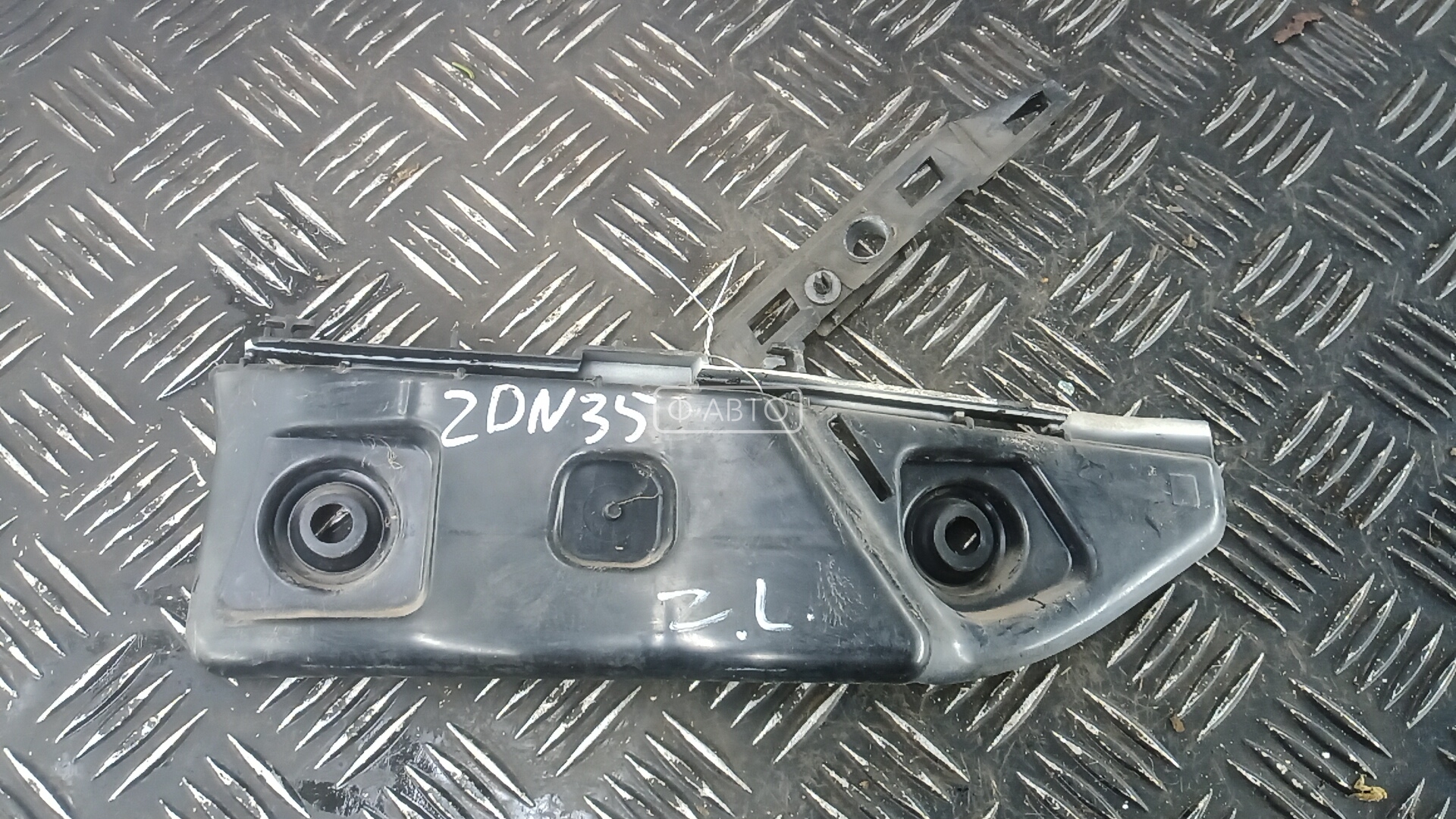 Крепление бампера заднее