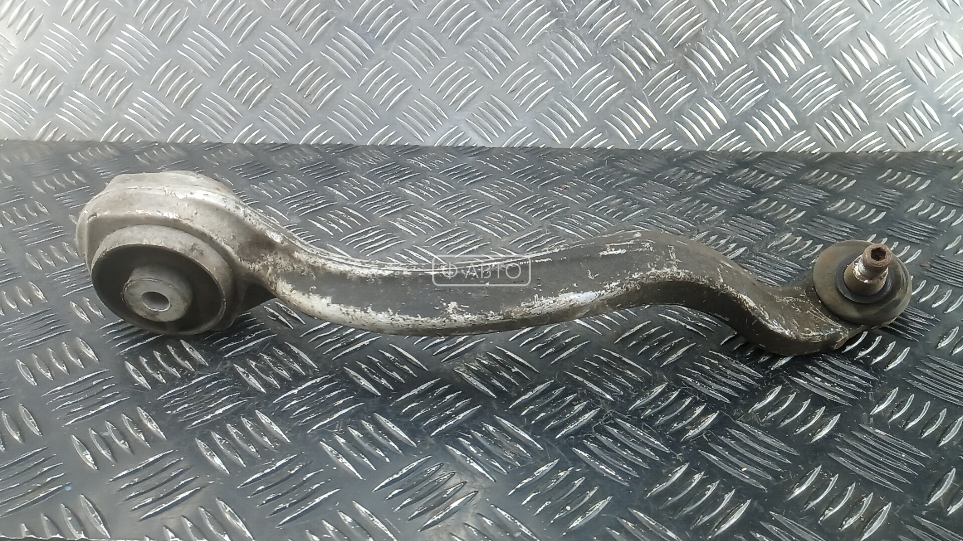 Рычаг передний нижний правый