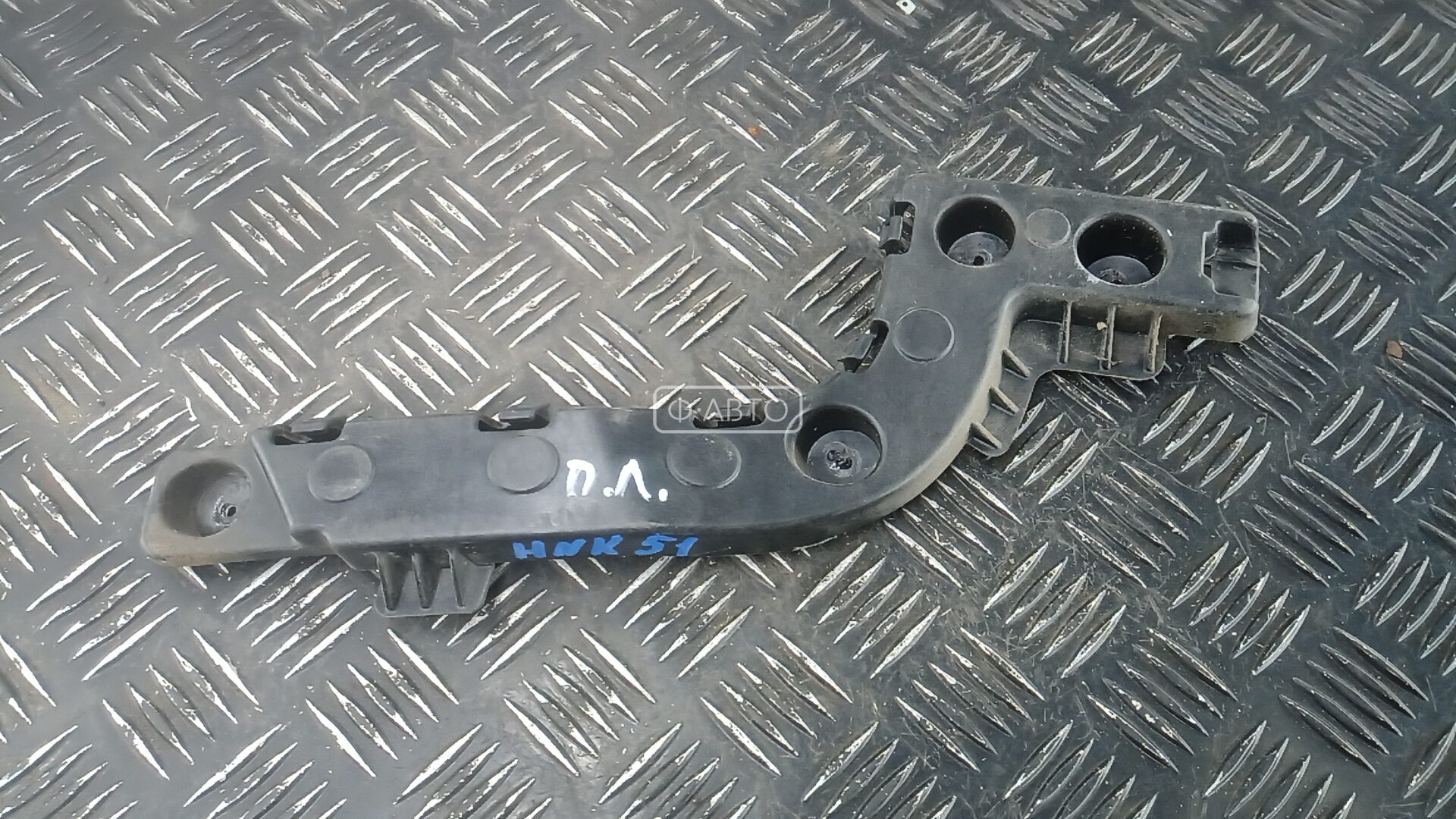 Крепление бампера переднее