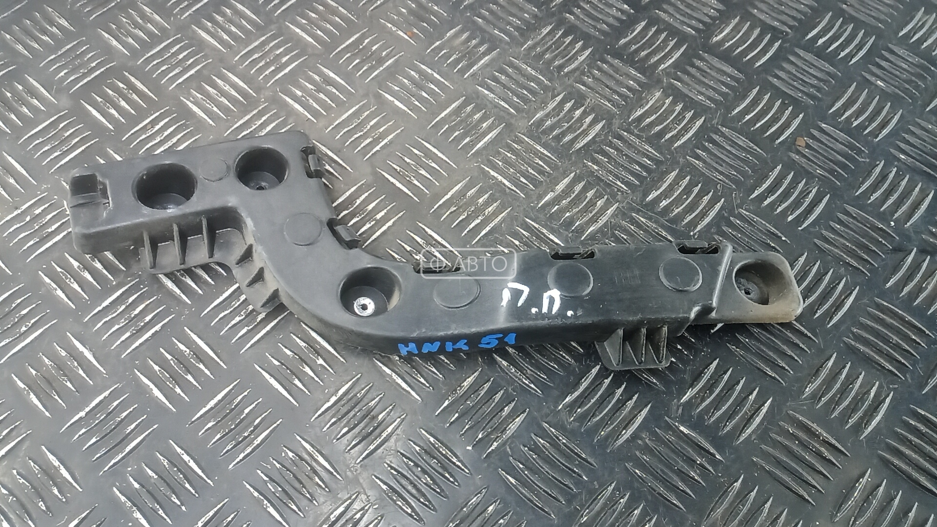 Крепление бампера переднее