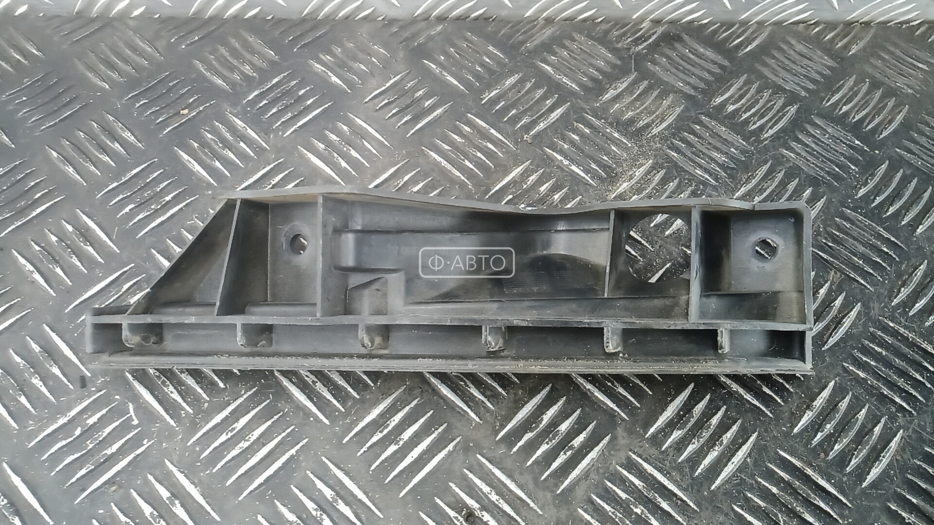 Крепление бампера переднее