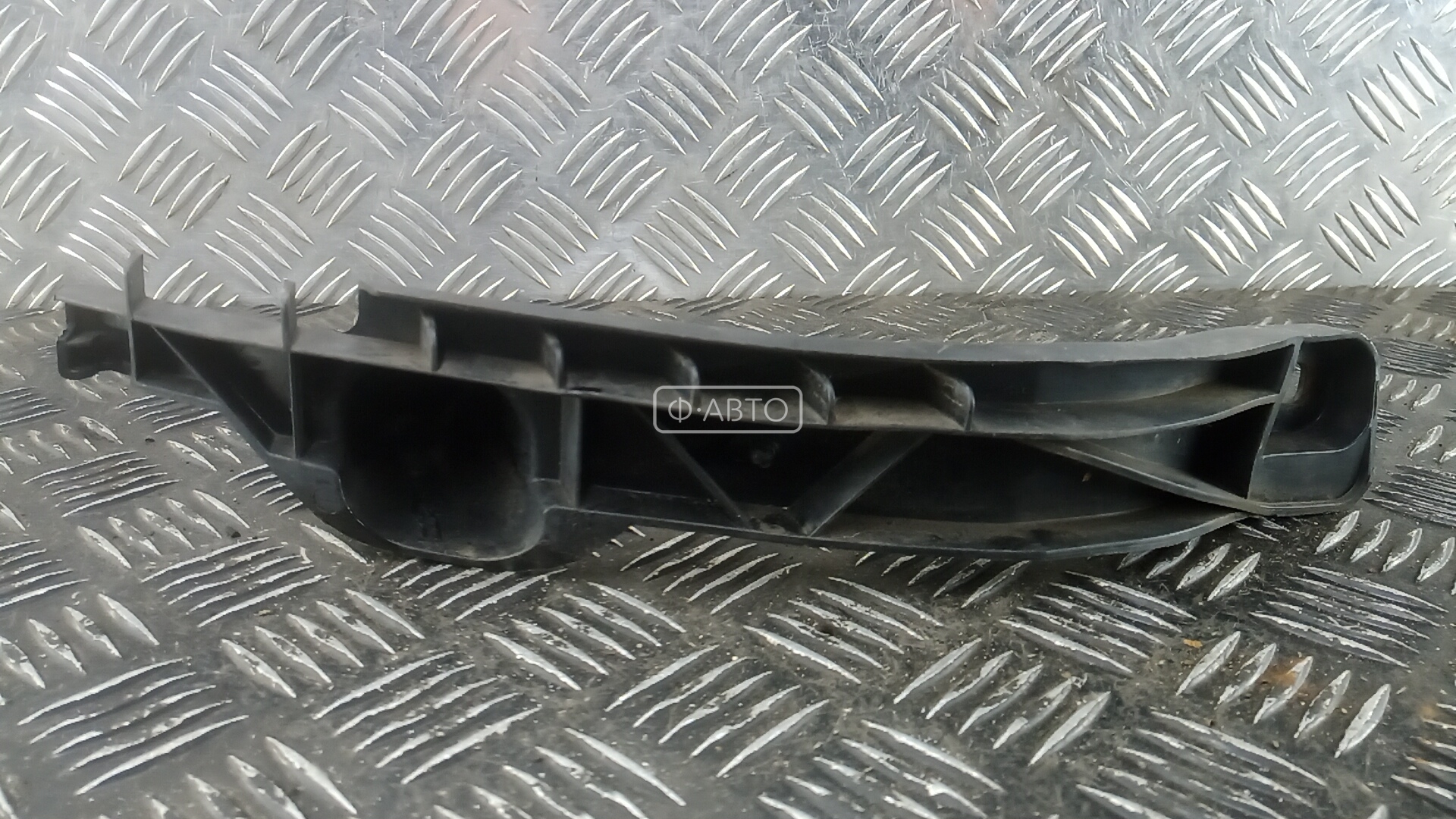 Крепление бампера переднее