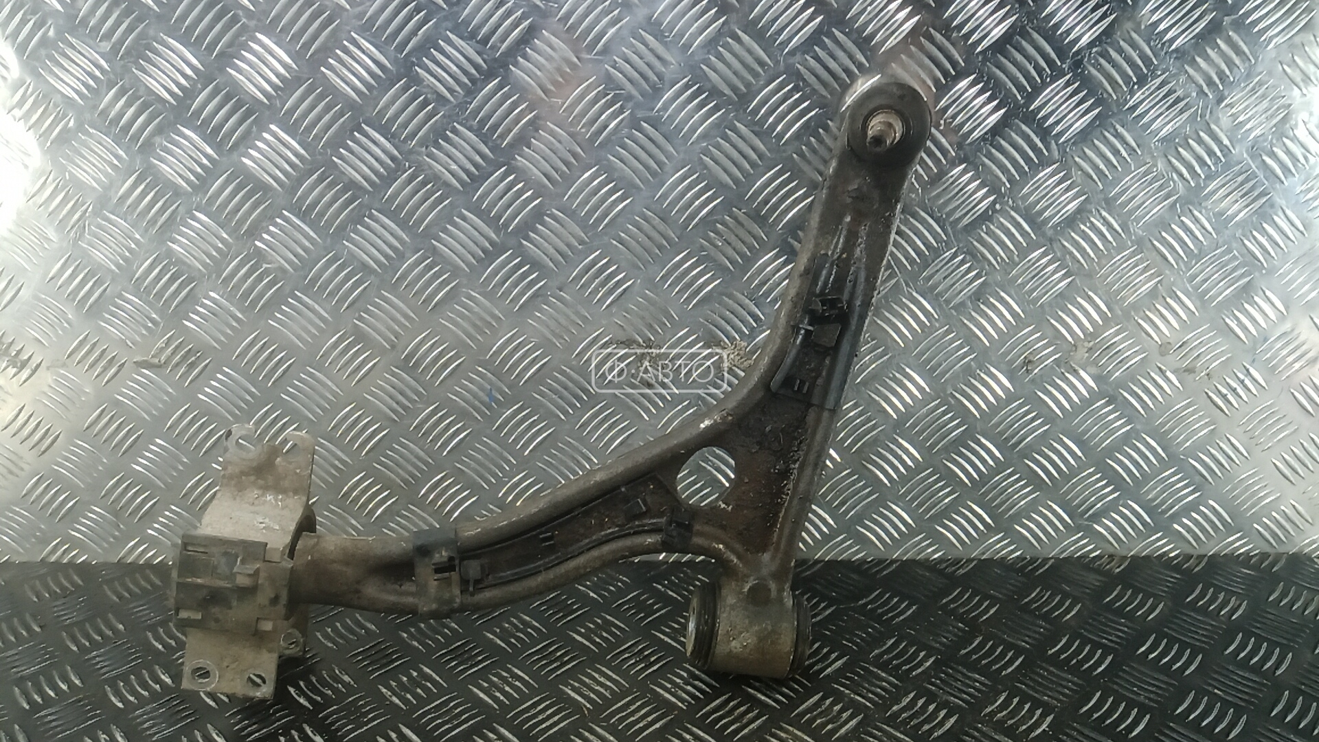 Рычаг передний нижний левый