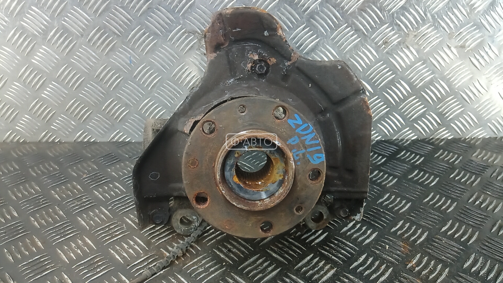 Ступица передняя левая