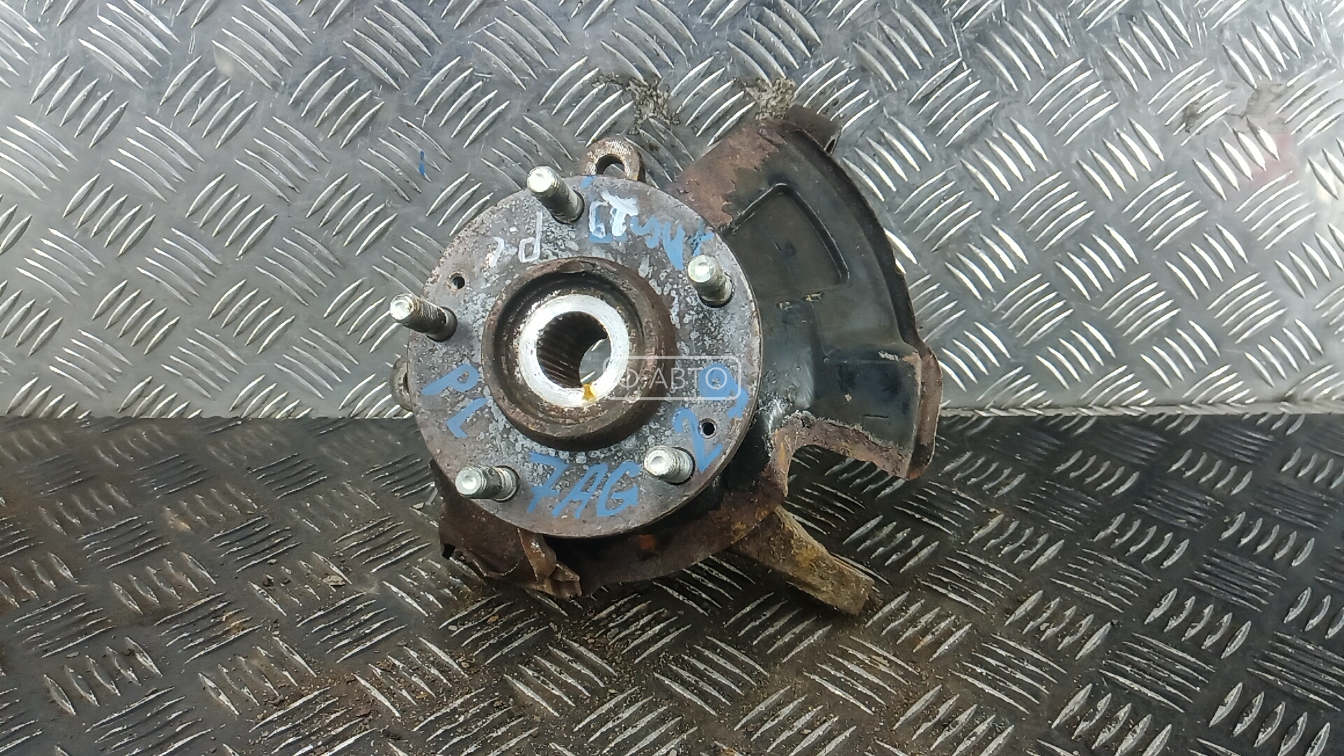 Ступица передняя левая