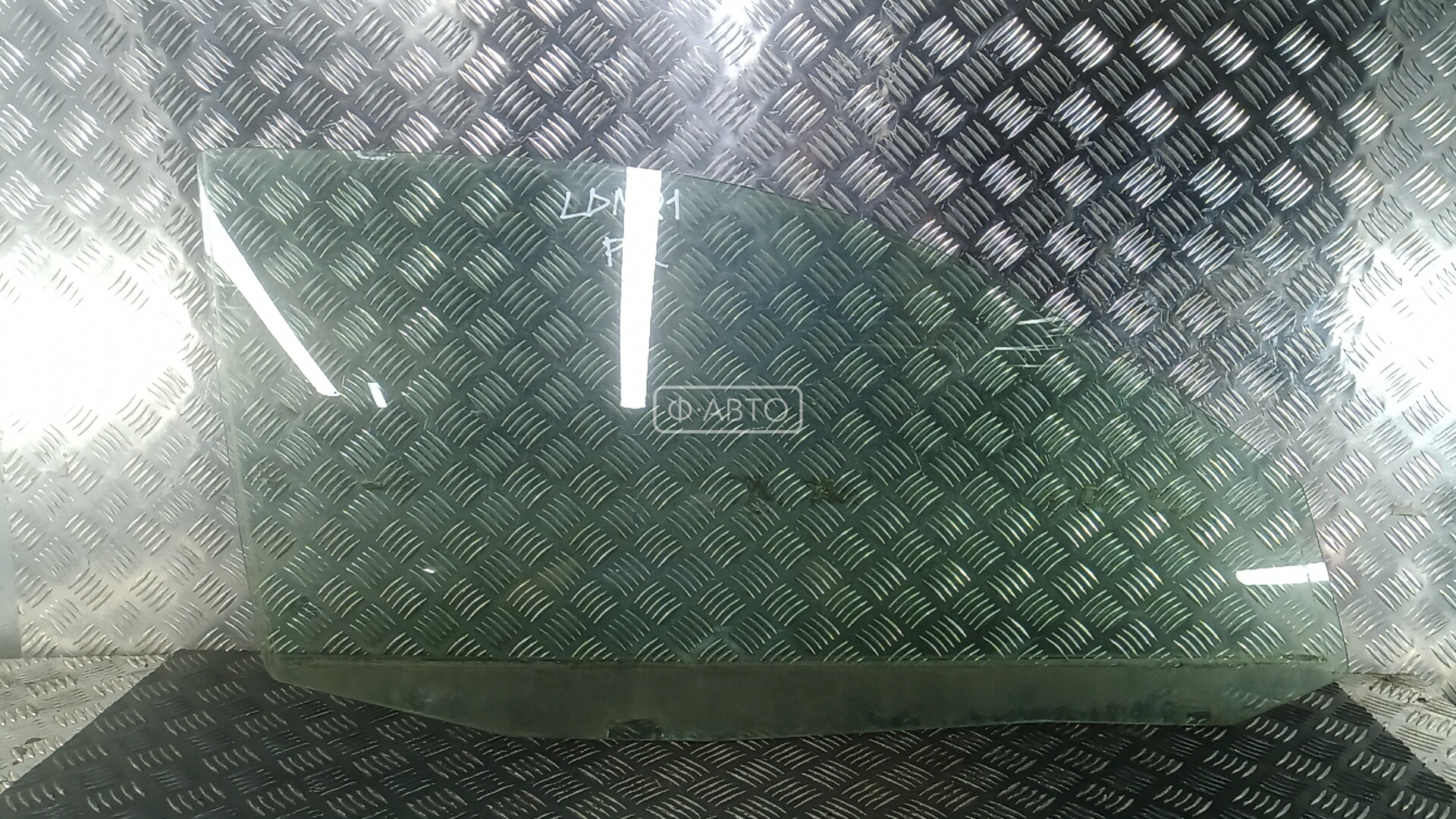 Стекло двери передней правой