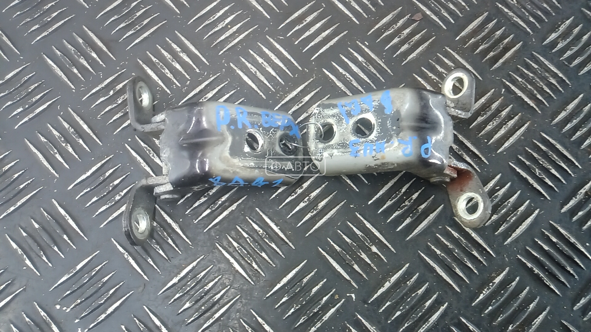 Петля передняя правая