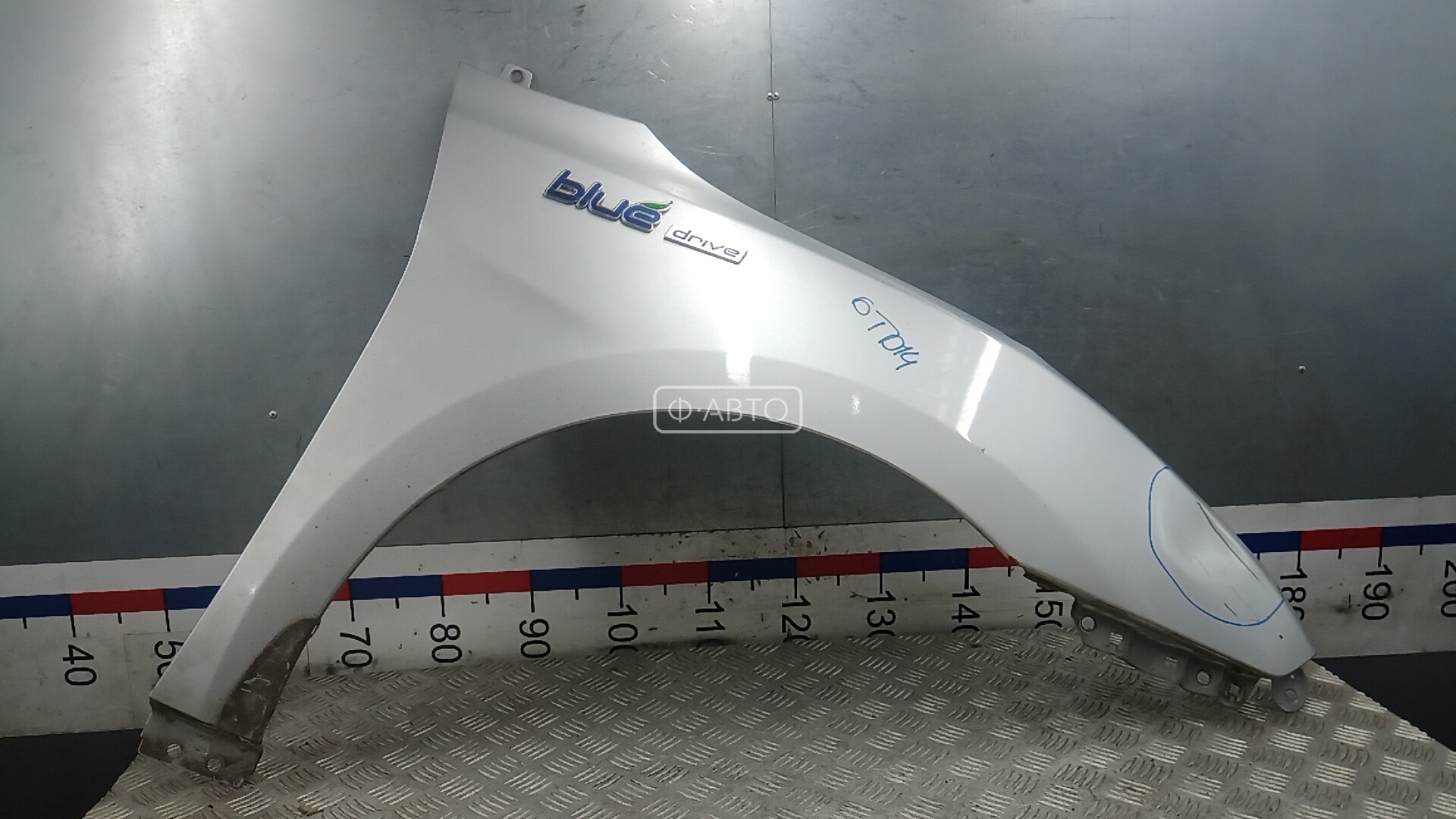 Крыло переднее правое