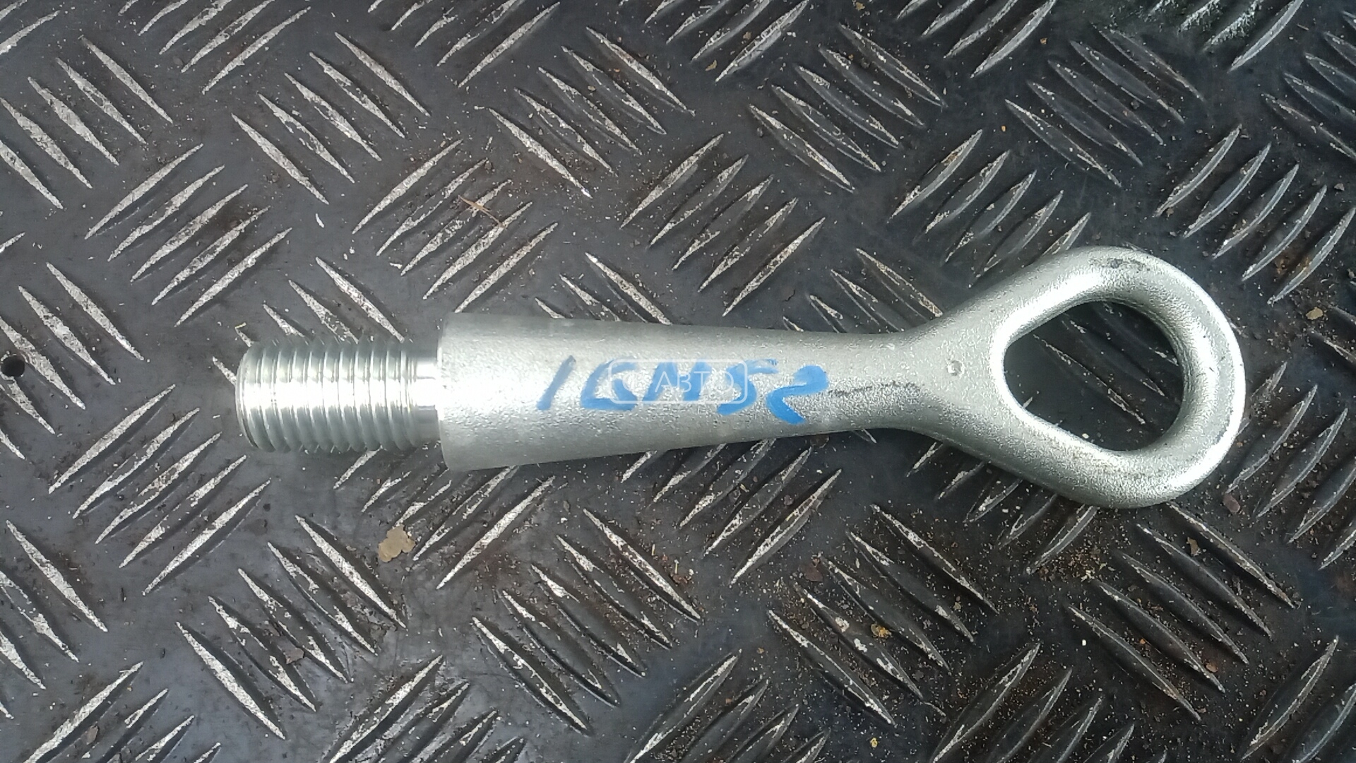 Крюк буксировочный