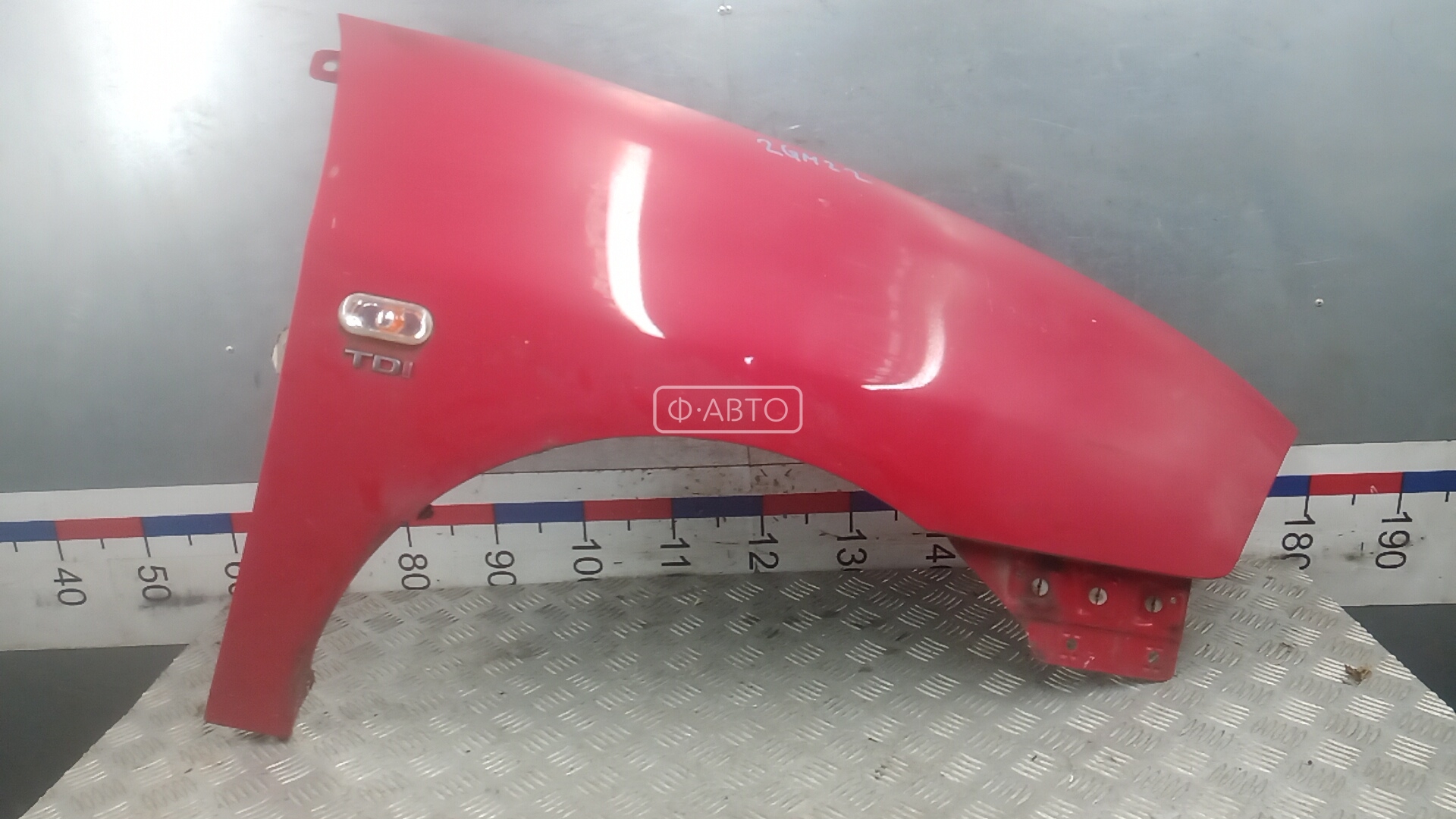 Крыло переднее правое