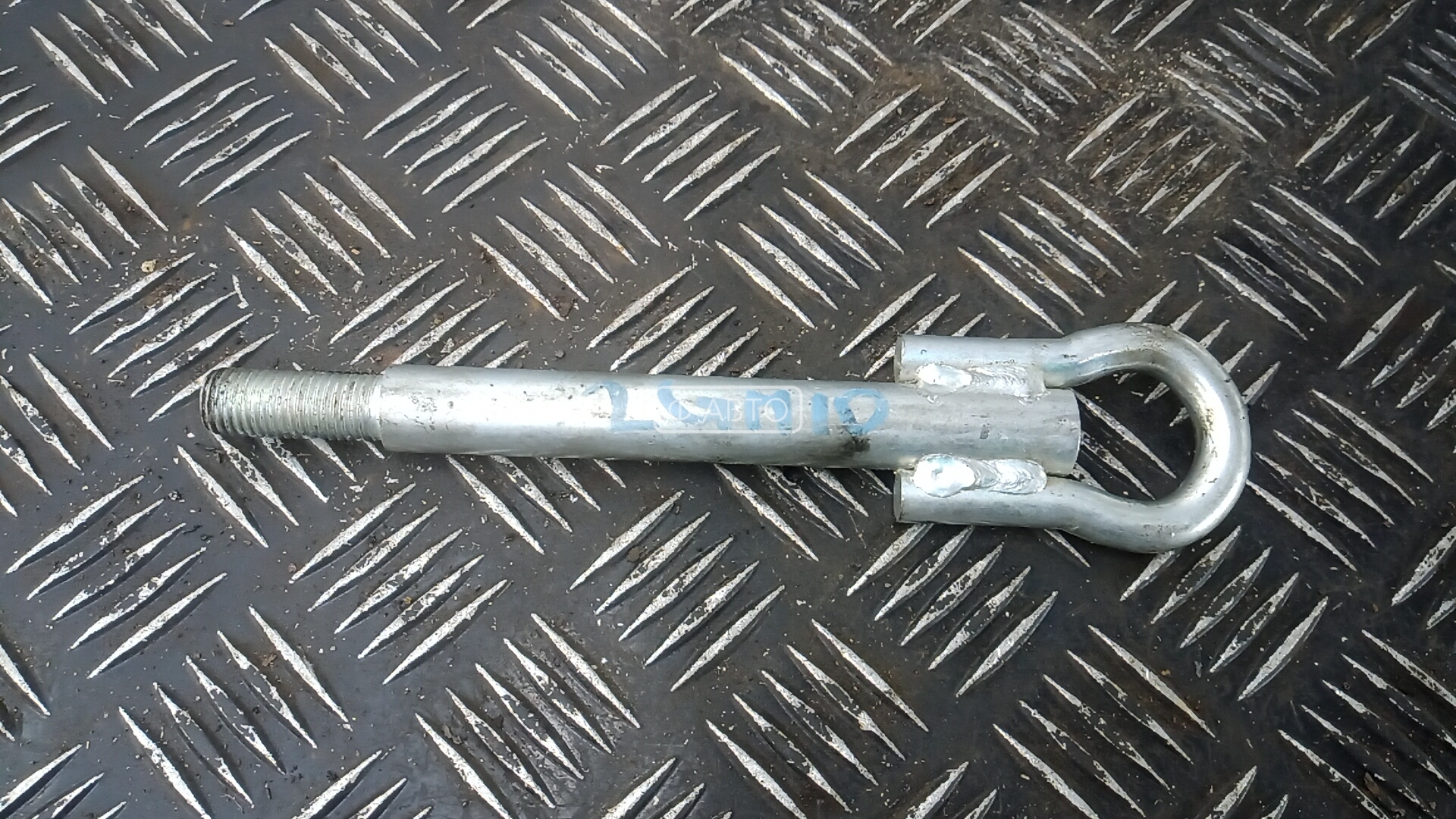 Крюк буксировочный