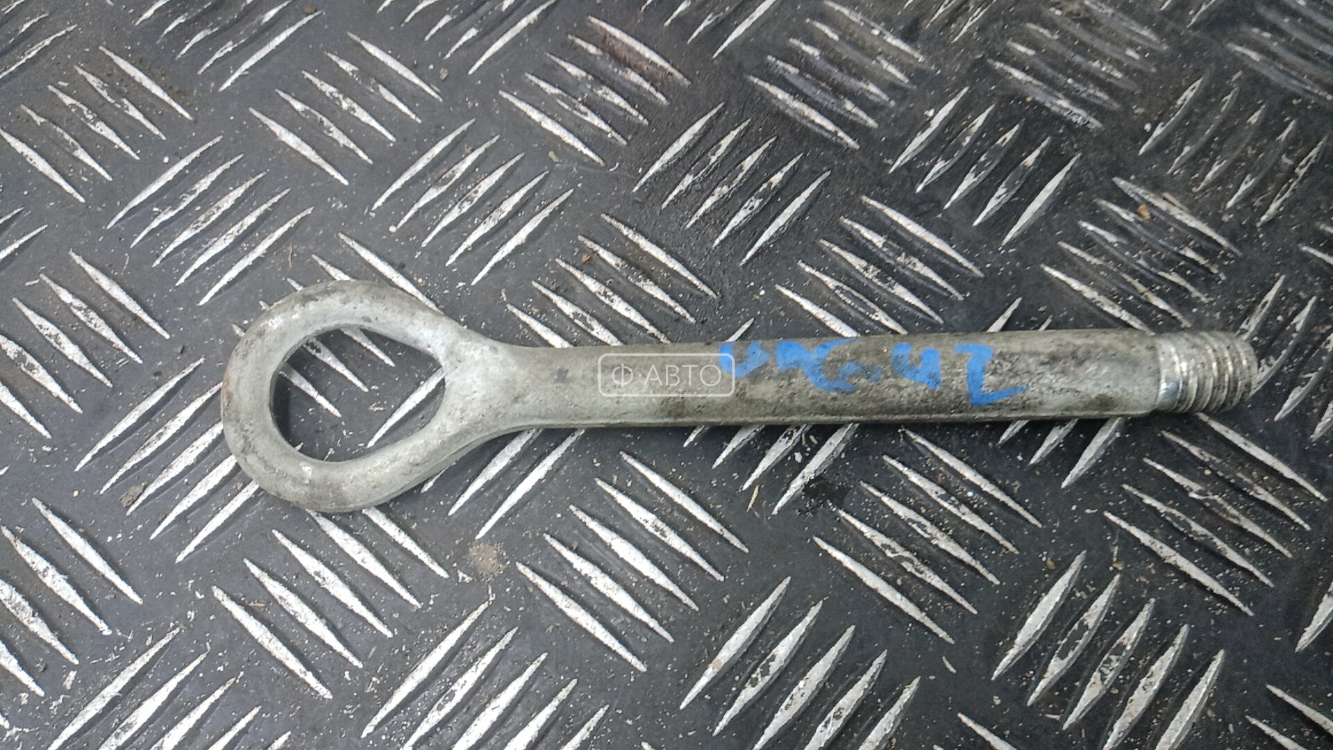 Крюк буксировочный