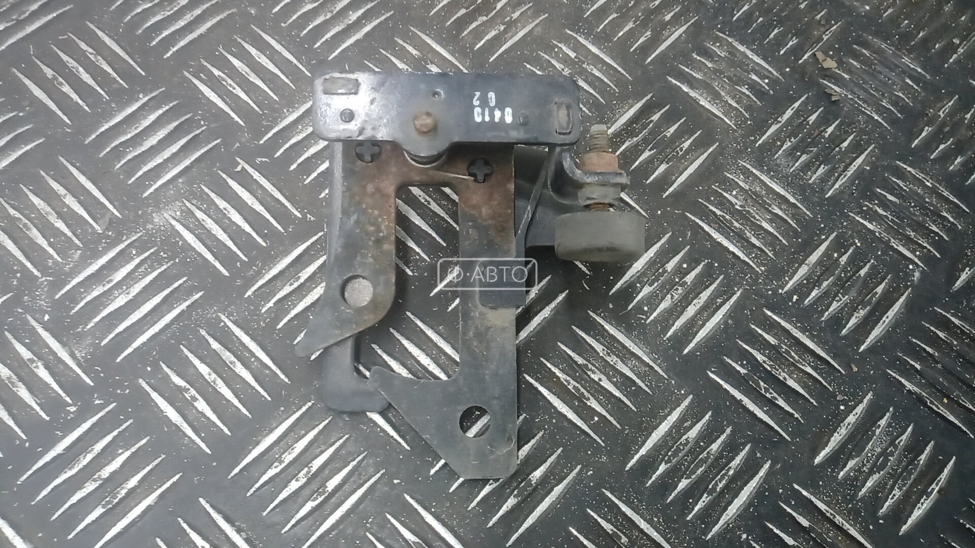 Замок капота