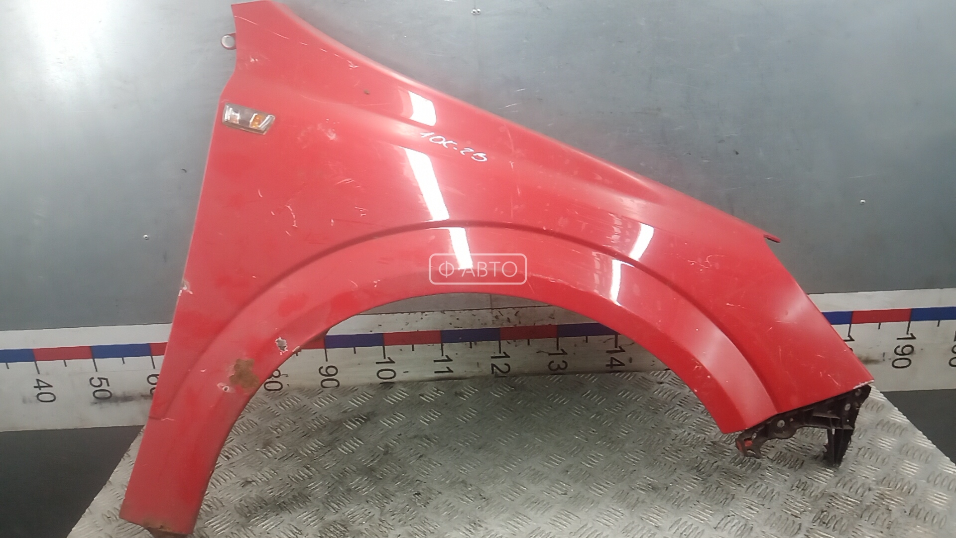 Крыло переднее правое