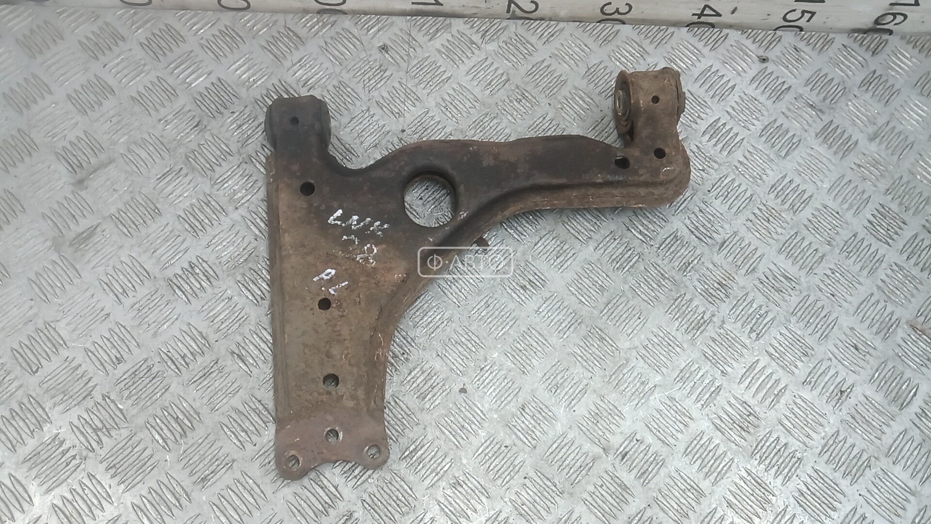 Рычаг передний нижний левый