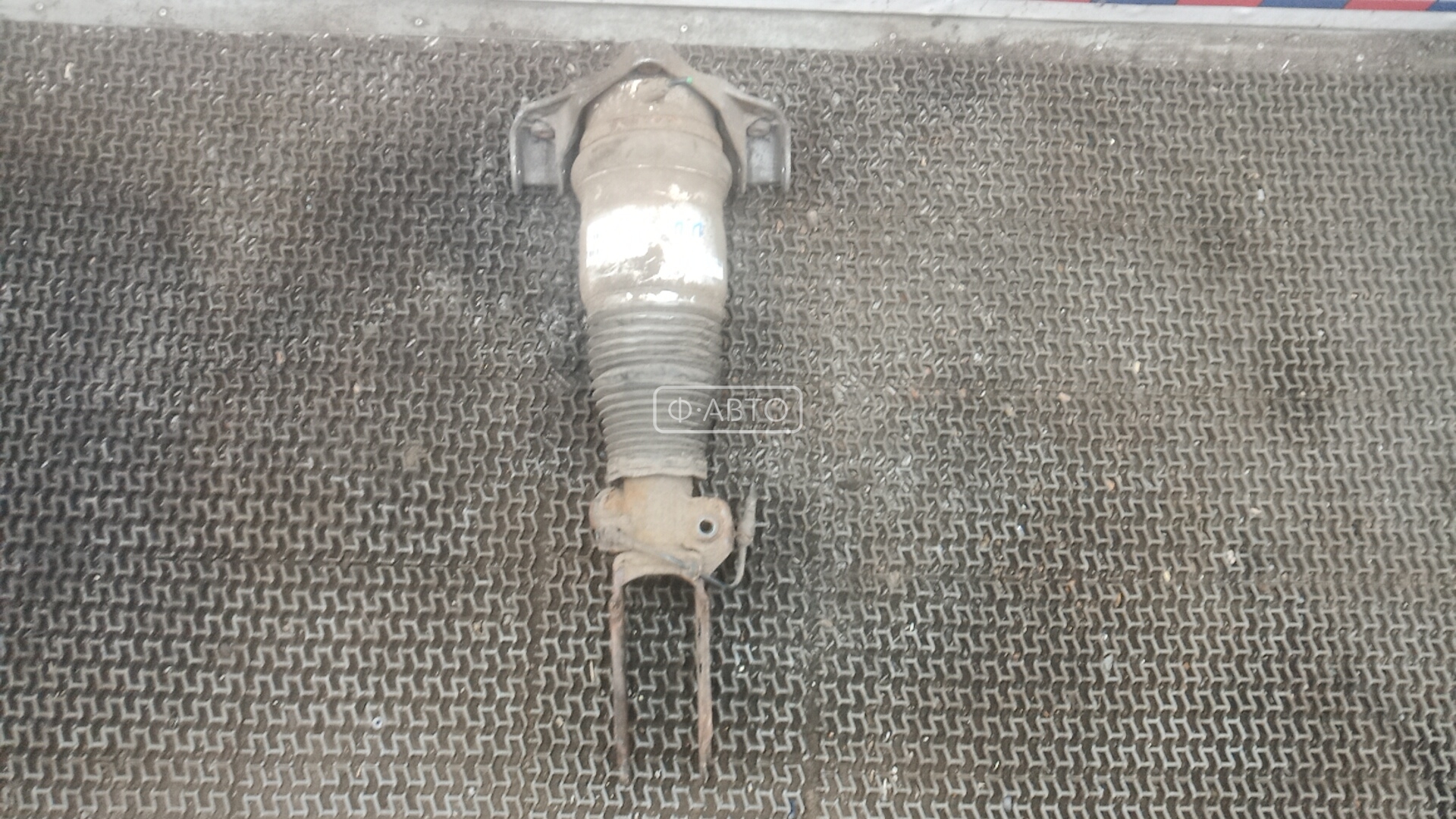 Стойка передняя правая