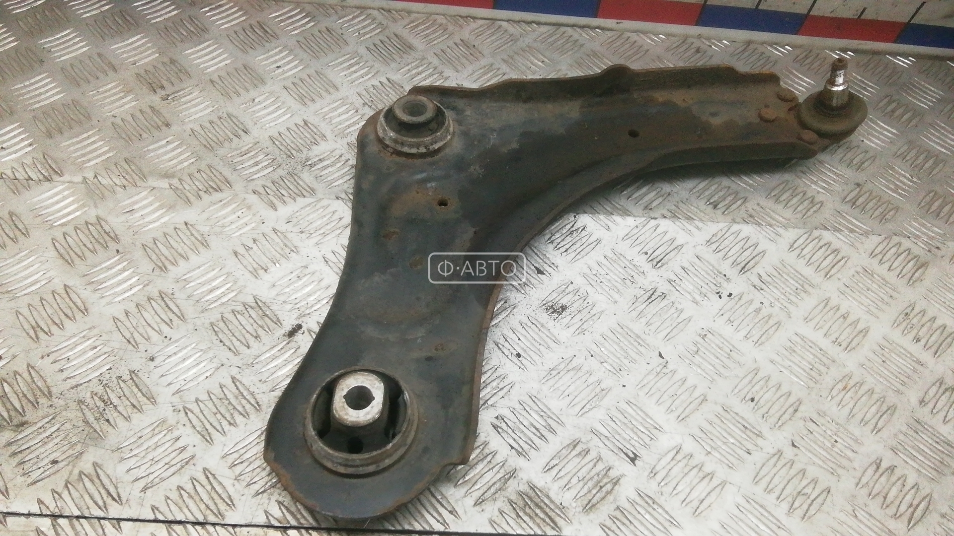Рычаг передний нижний правый