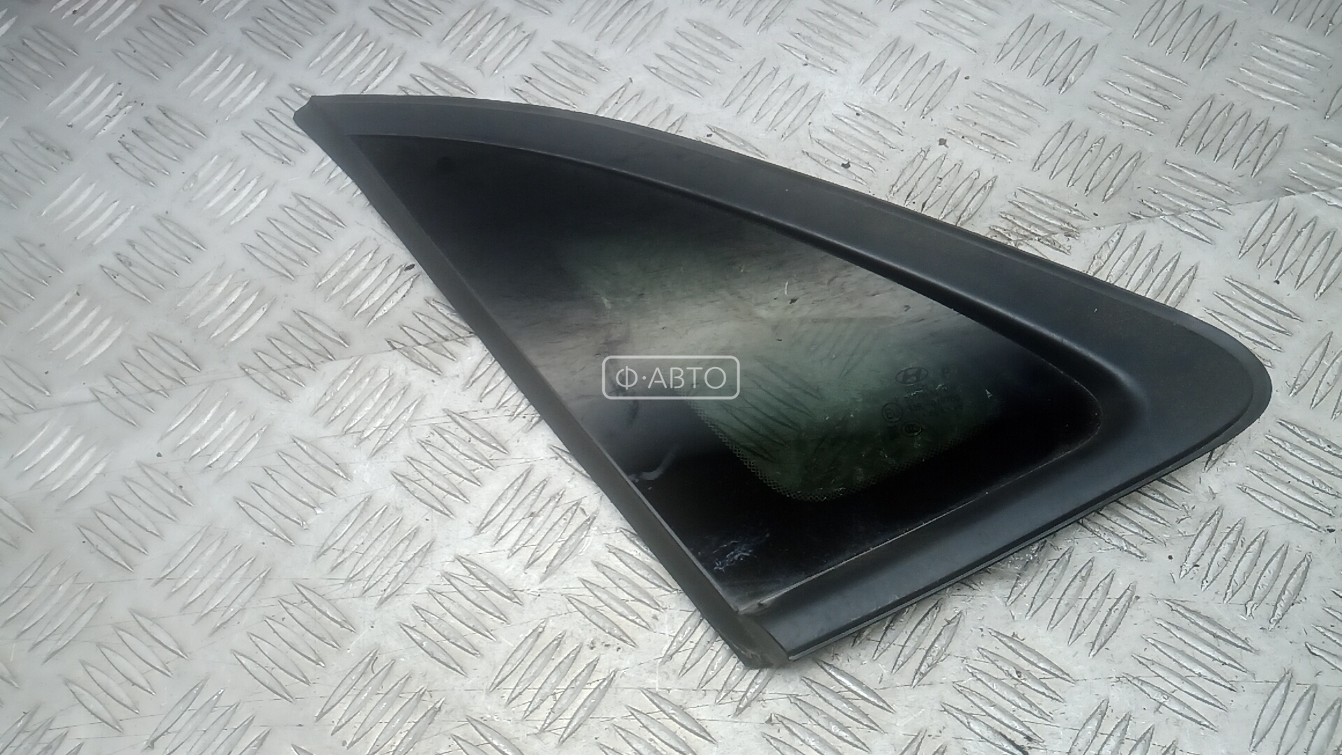 Стекло кузова боковое заднее левое
