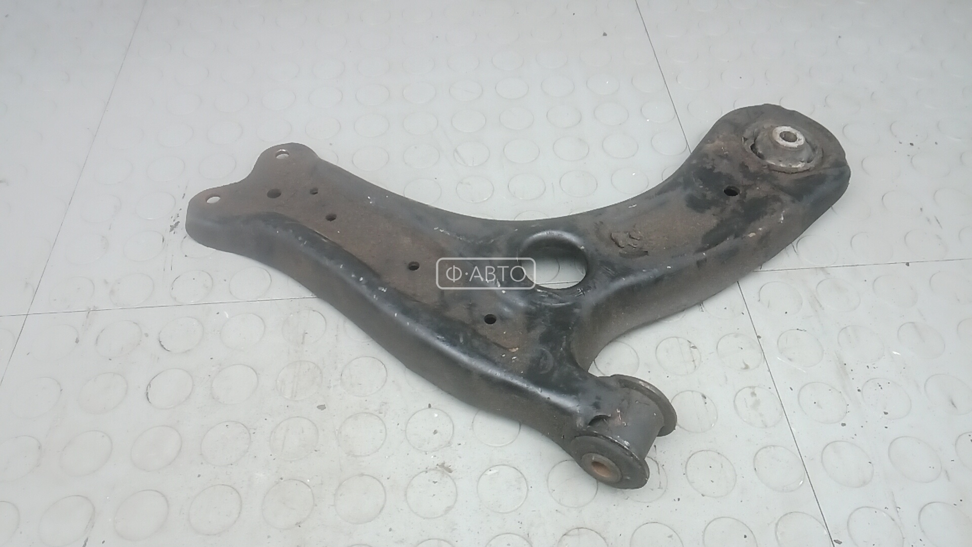 Рычаг передний нижний правый