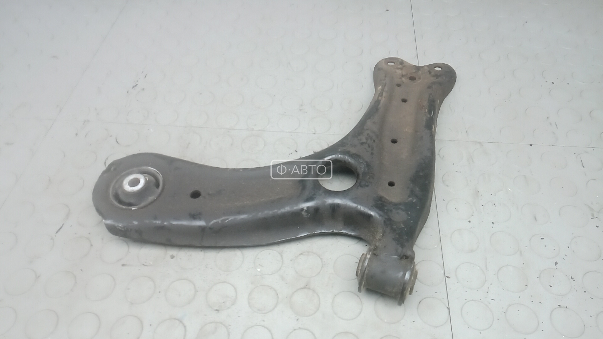 Рычаг передний нижний левый