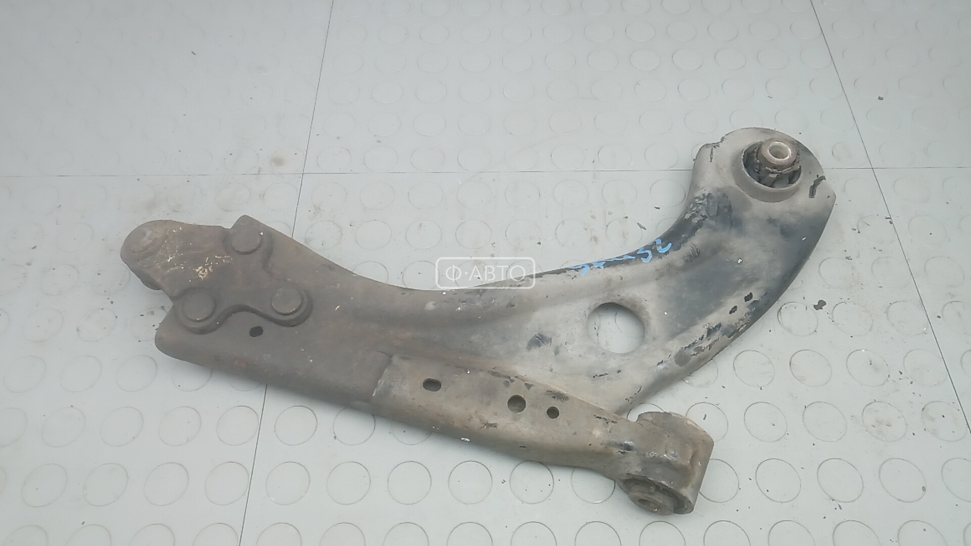 Рычаг передний нижний левый