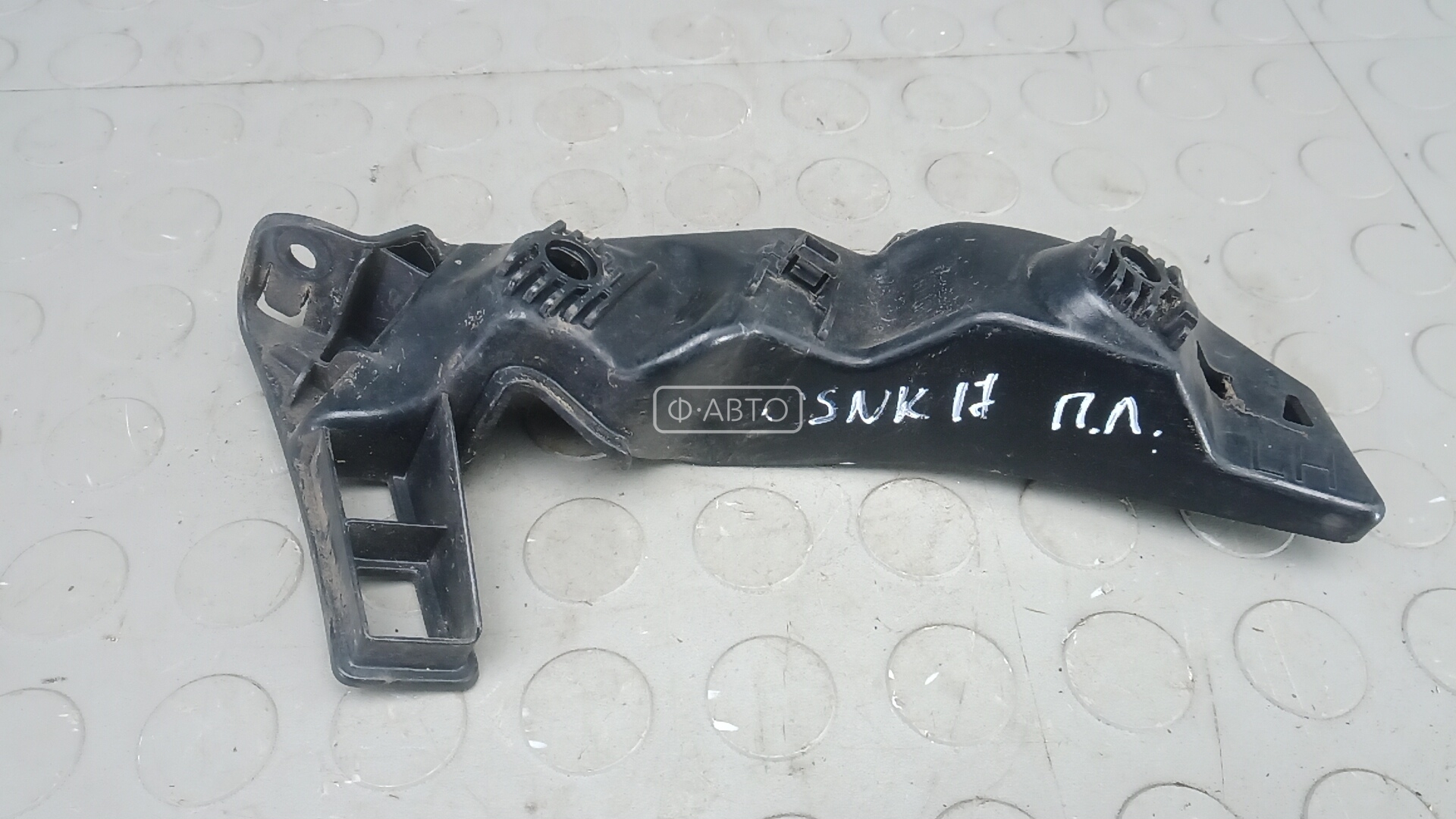 Крепление бампера переднее