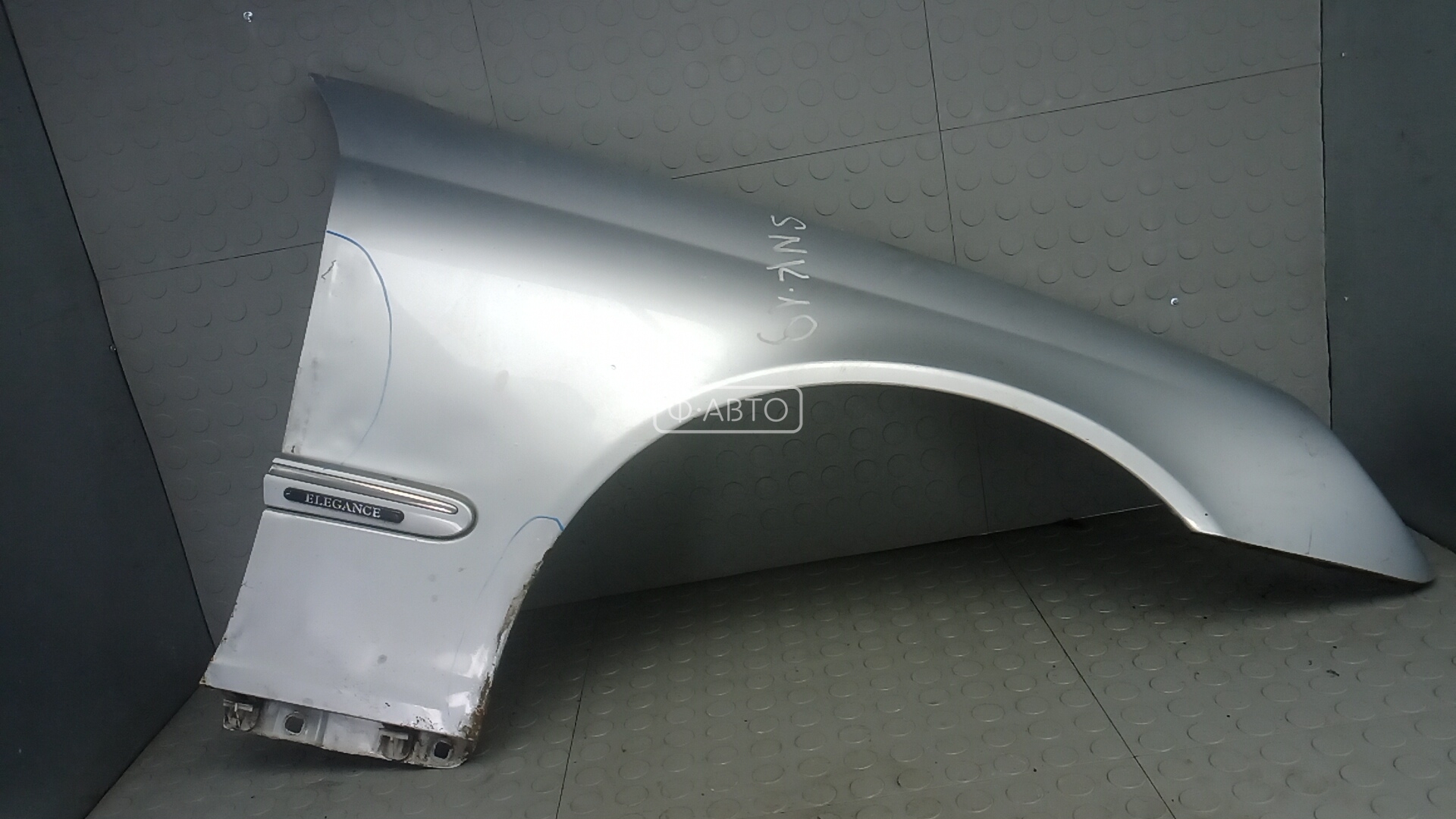 Крыло переднее правое