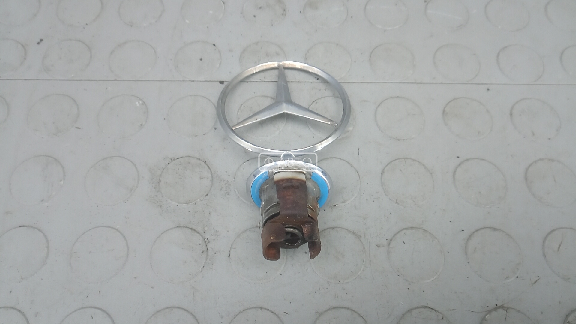 Значок на капот