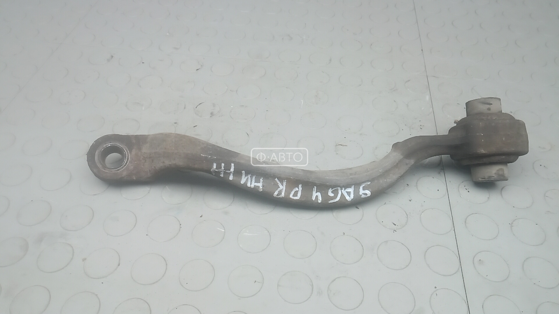 Рычаг передний нижний правый