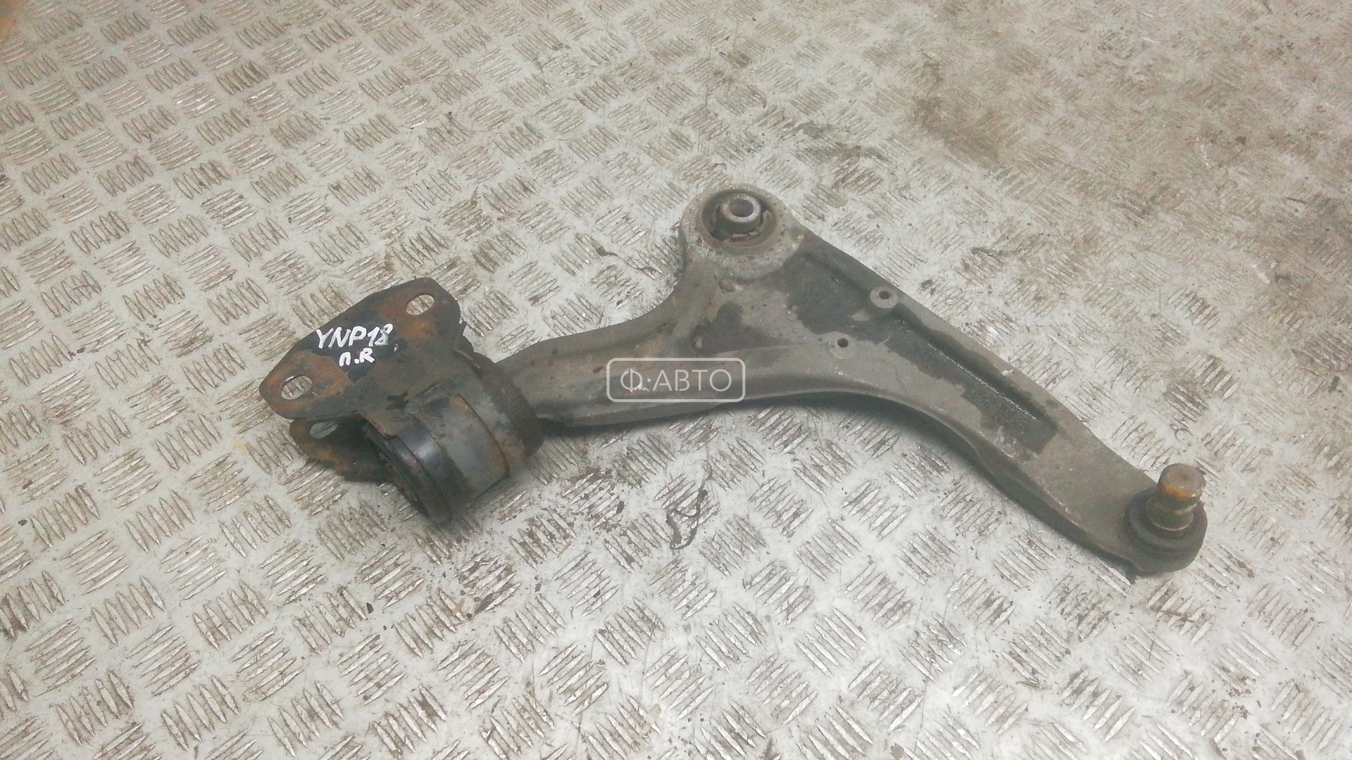 Рычаг передний нижний правый