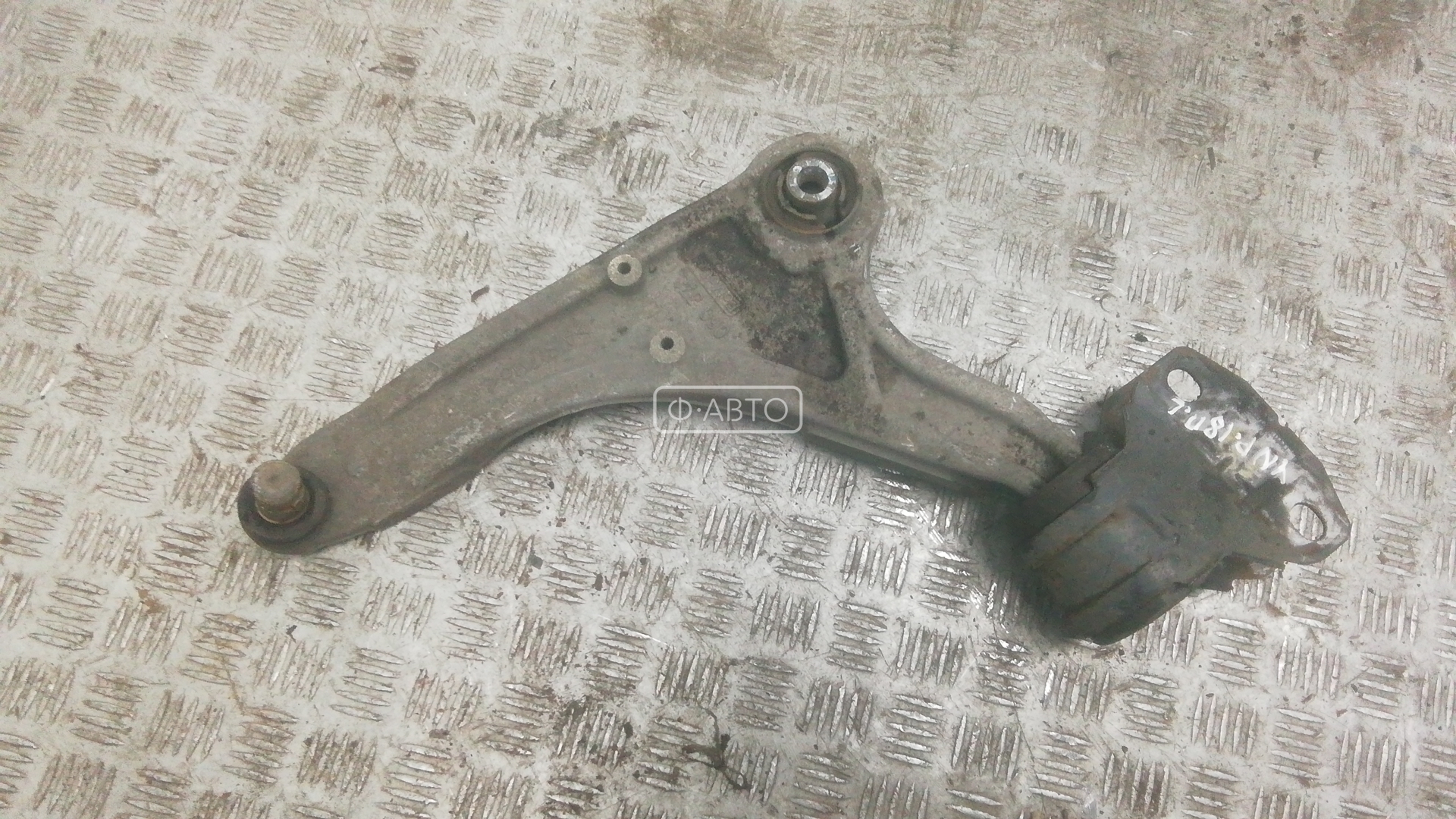 Рычаг передний нижний левый