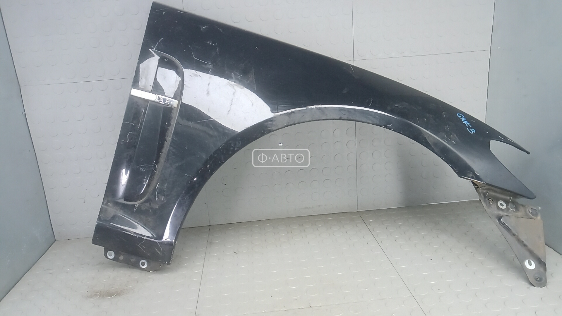 Крыло переднее правое