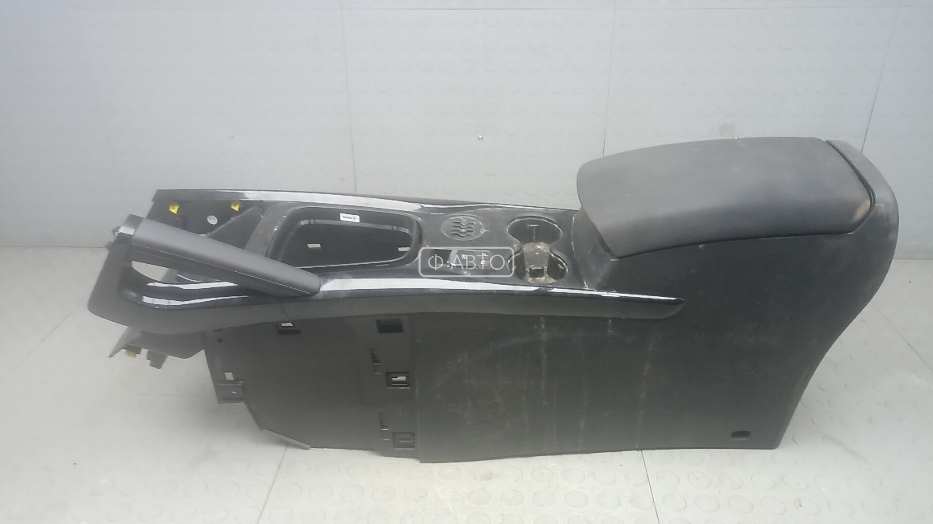 Подлокотник центральный