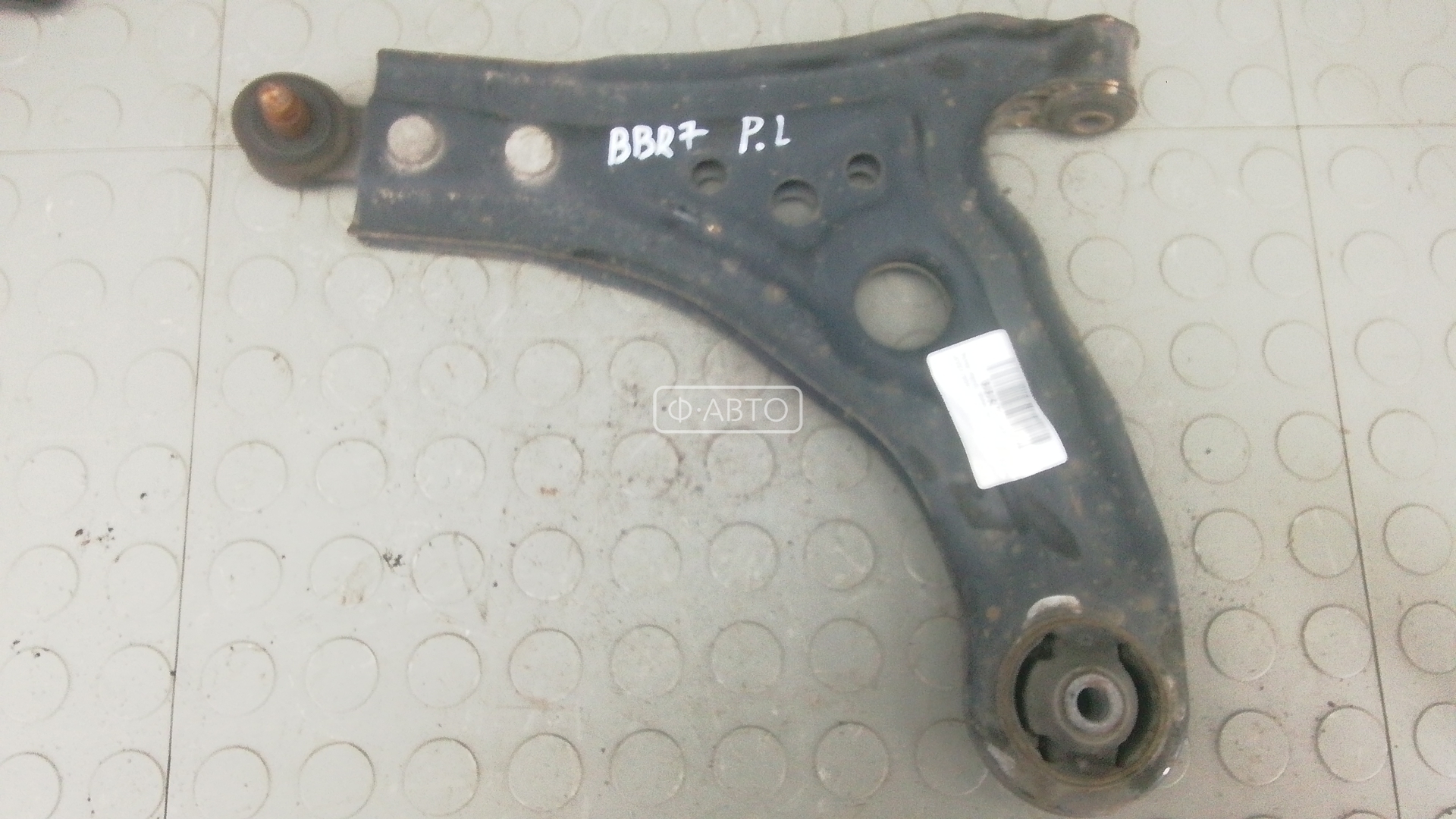 Рычаг передний нижний левый